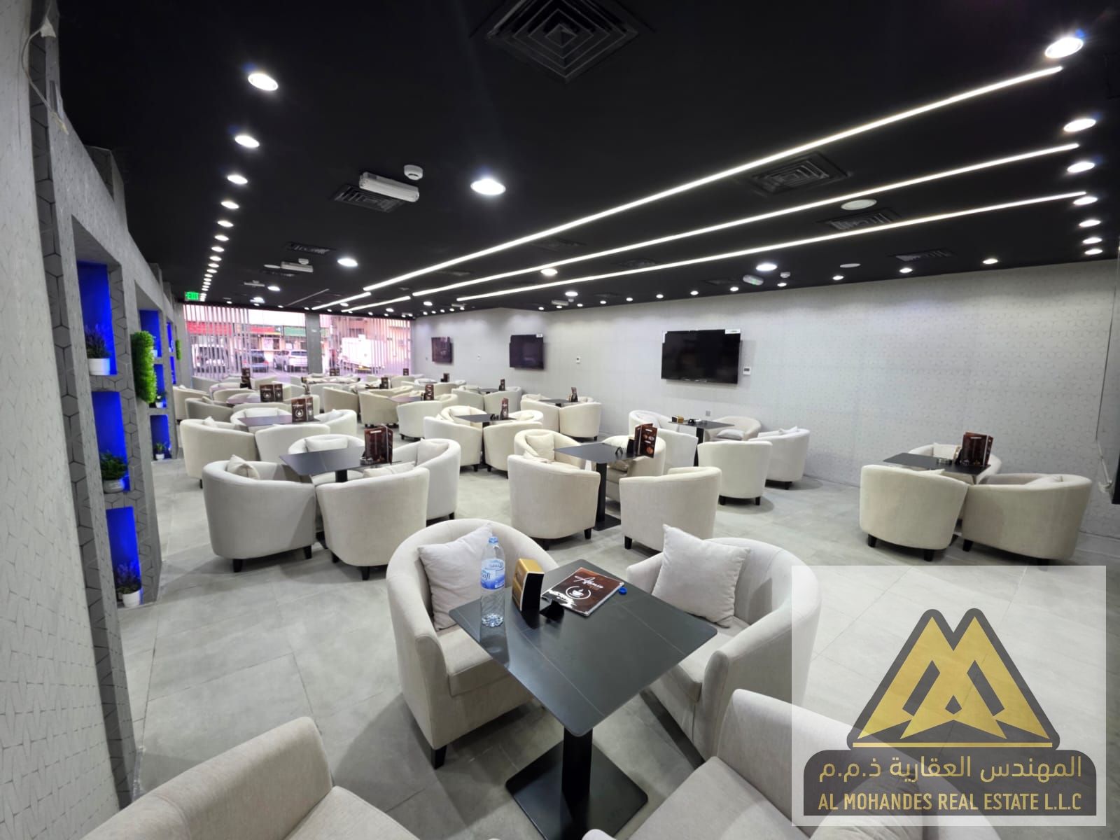 A unique investment opportunity – a brand new restaurant and cafe located within a shopping complex and directly on the main street, fully equipped an