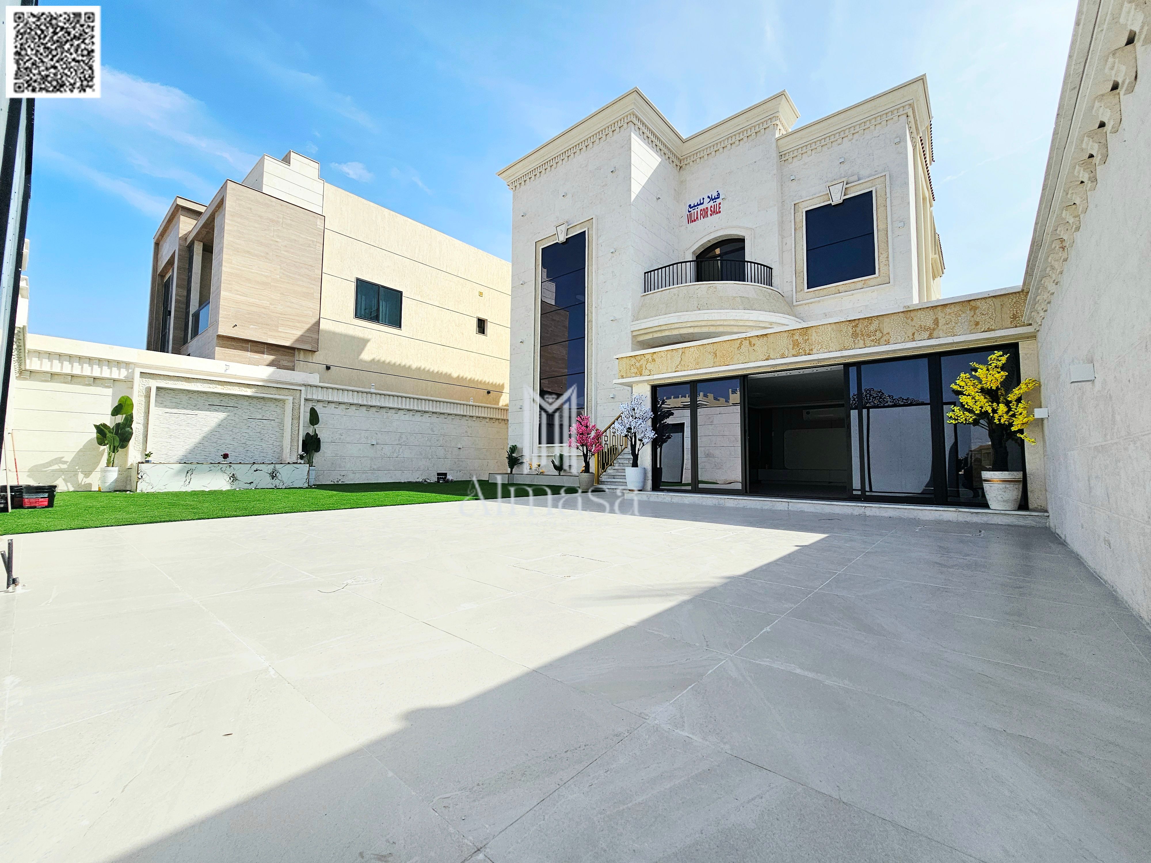 Classic villa with exquisite finishing, including central air conditioning, electricity, and water.