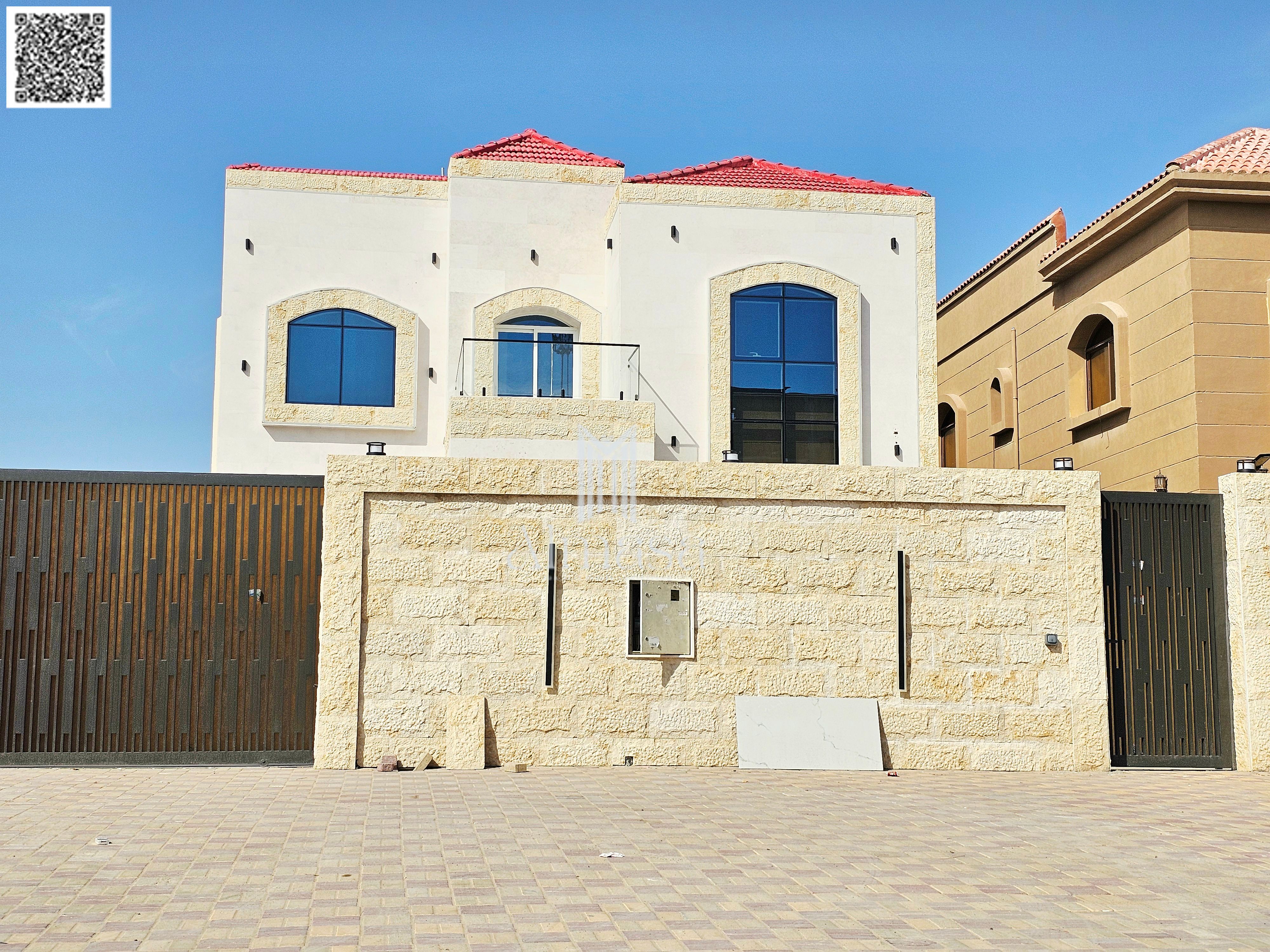 Classic villa, custom finishing, excellent location, includes air conditioning, electricity, and water.