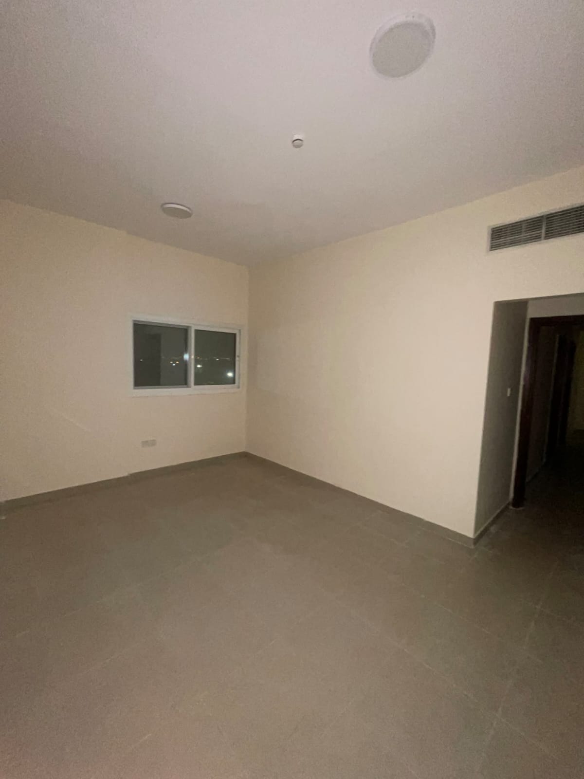 1BR apartment for rent in Muwaileh, 2 baths, balcony, prime location near schools & malls, directly on Mohammed Bin Zayed Road.