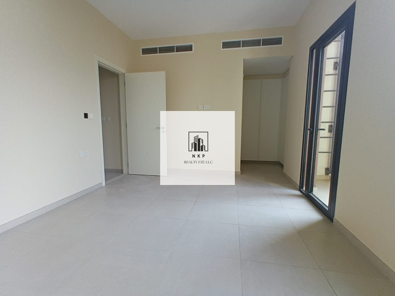Specious luxury 3 bedroom townhouse for rent