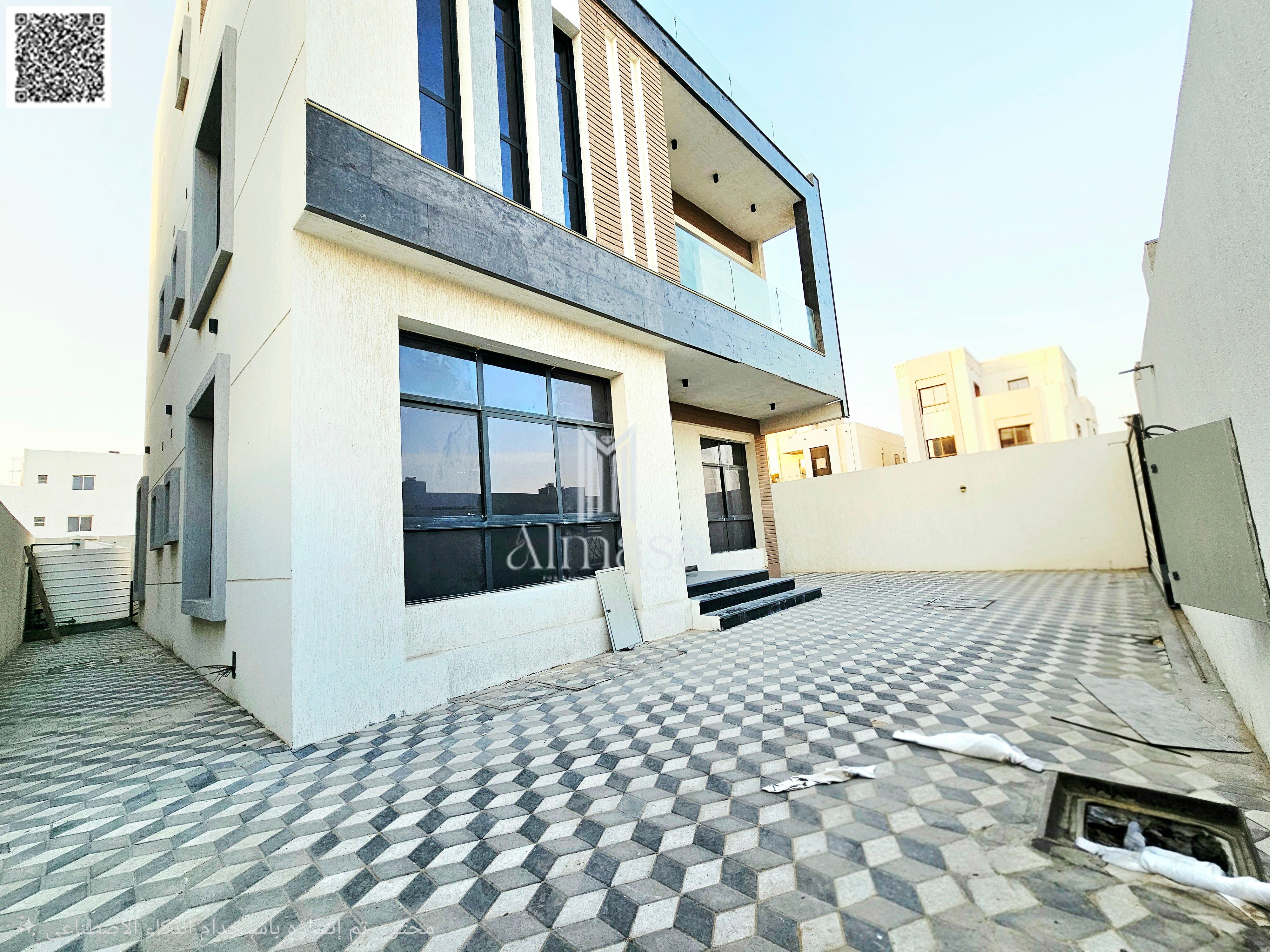 Modern villa on the main street, 6 bedrooms with a roof