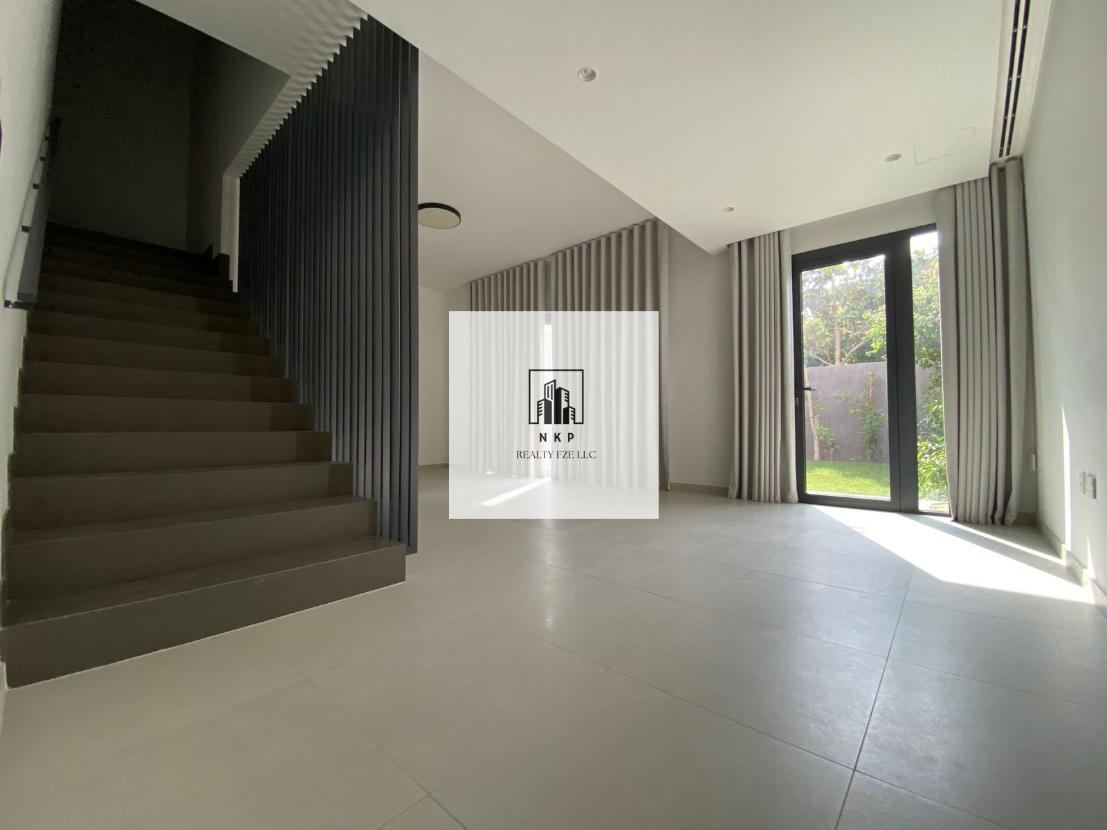 Specious luxury 3 bedroom townhouse for rent
