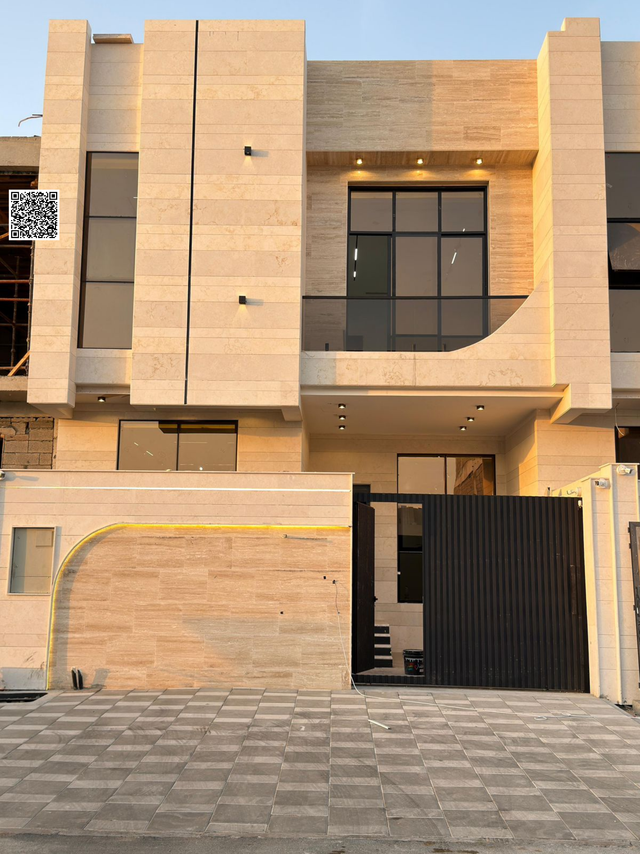 Own a villa at a price that includes registration and ownership fees, two floors and a rooftop, with personal finishing, excellent location, the villa