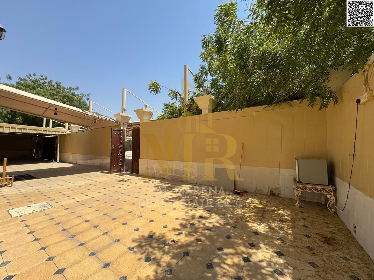 Villa on a main street with an area of 7000 sq ft, 10 master bedrooms, price includes electricity, water, and air conditioning, ready to move in.