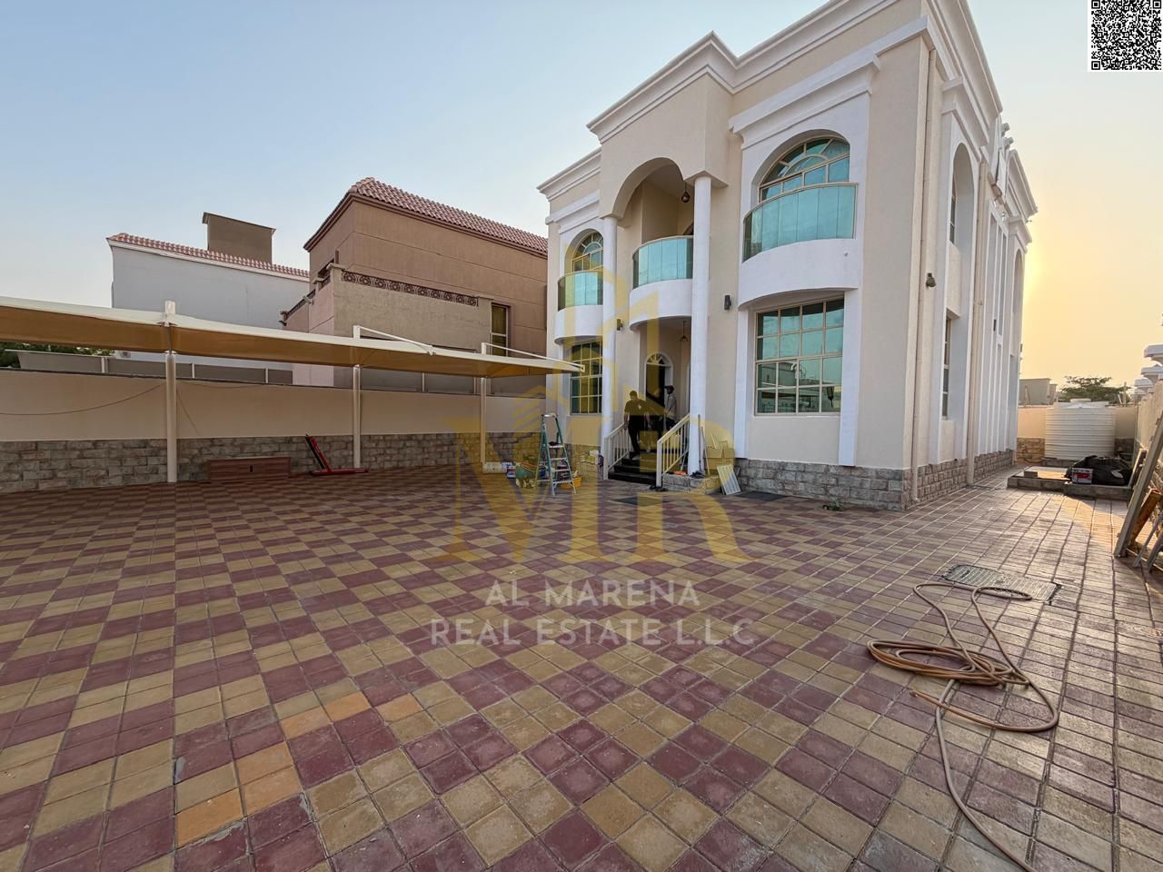 Corner villa on two streets, 5000 sq ft, price includes electricity, water, and air conditioning. Freehold ownership.