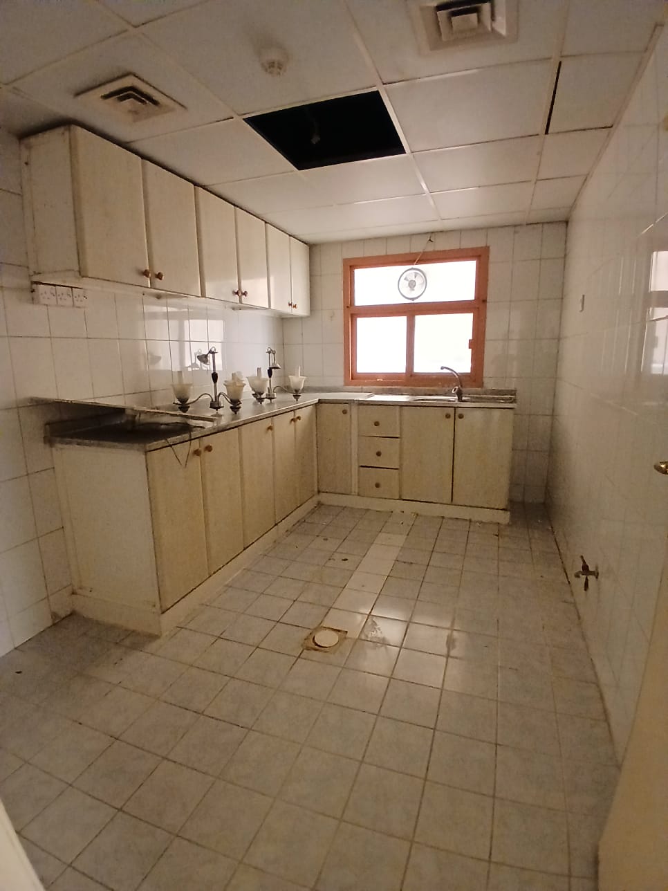 Excellent Condition 2bhk in Al Qasmia Aed 35K Only Size 1500 Sqft Washroom 2