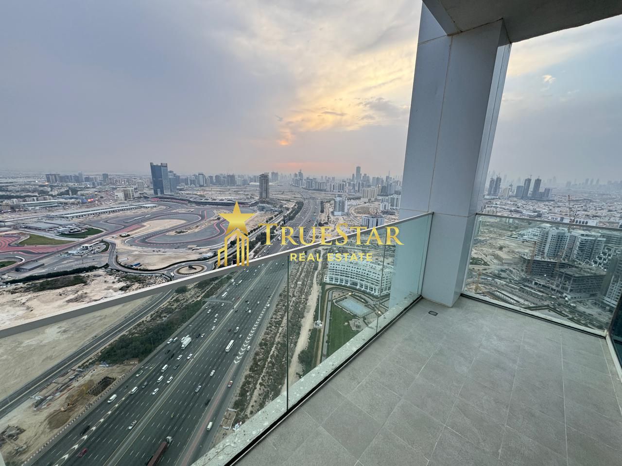 BRAND NEW MODERN 2BR HALL TOP FLOOR SKYLINE VIEW