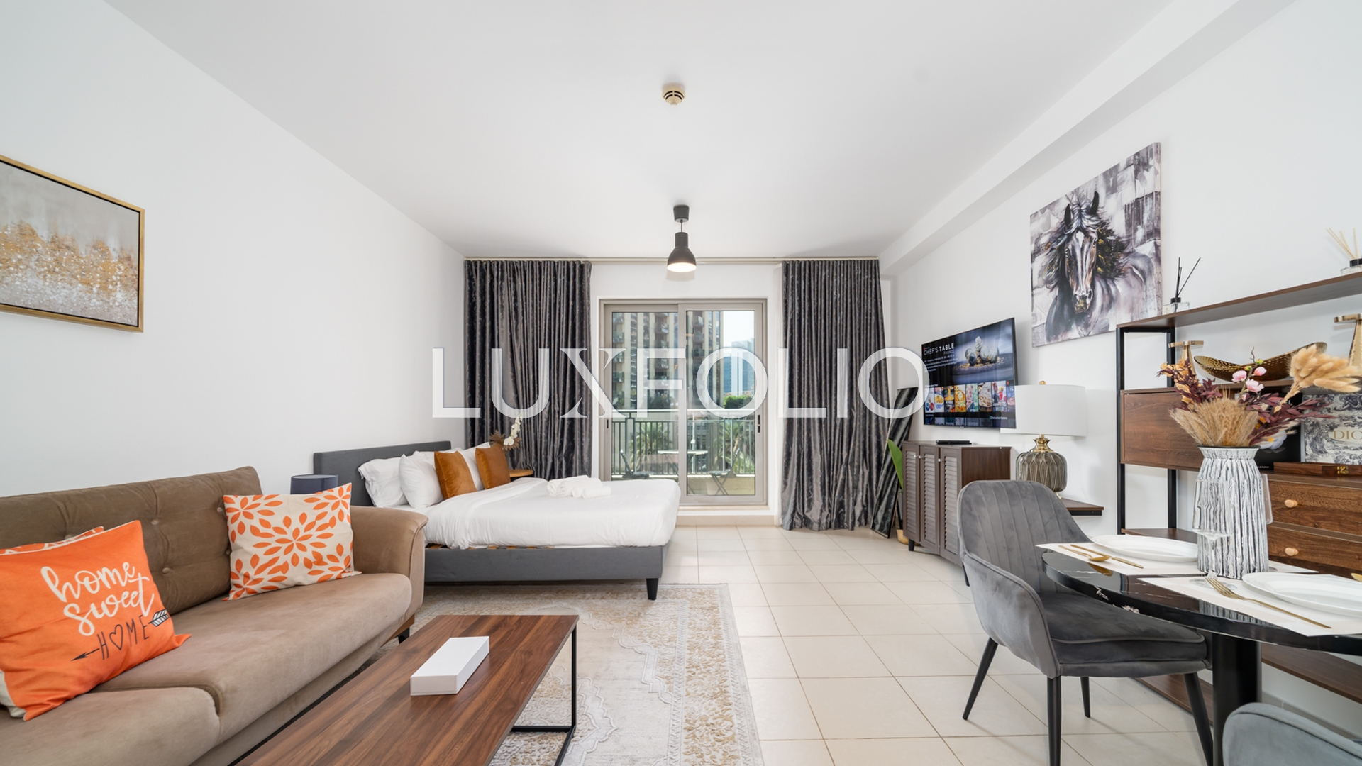 SPACIOUS STUDIO DOWNTOWN AVAILABLE NOW.