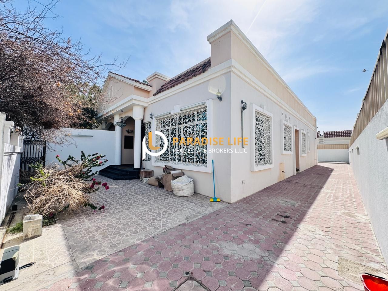 ONE OF ONE -SINGLE STORY -HIGH QUALITY-3 BEDROOM PLUS MAID ONE KITCHEN INSIDE ONE OUTSIDE-READY TO MOVE IN