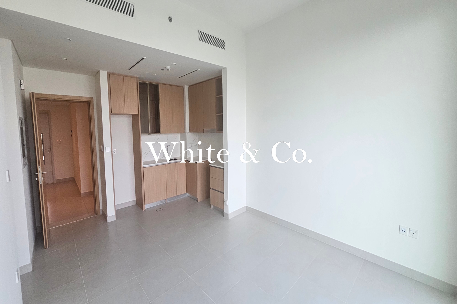 LARGE TERRACE | OVERLOOKING | CHILLER FREE