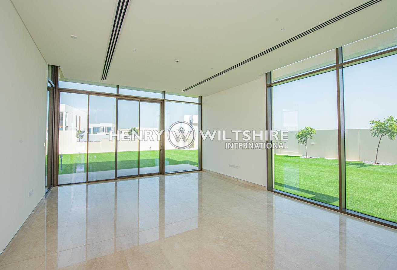 Exquisite family villa. Private garden and pool.