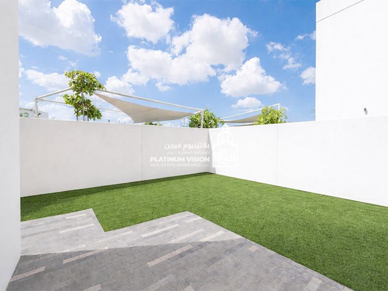 SINGLE ROW | End Unit | Landscaped and Extended Garden