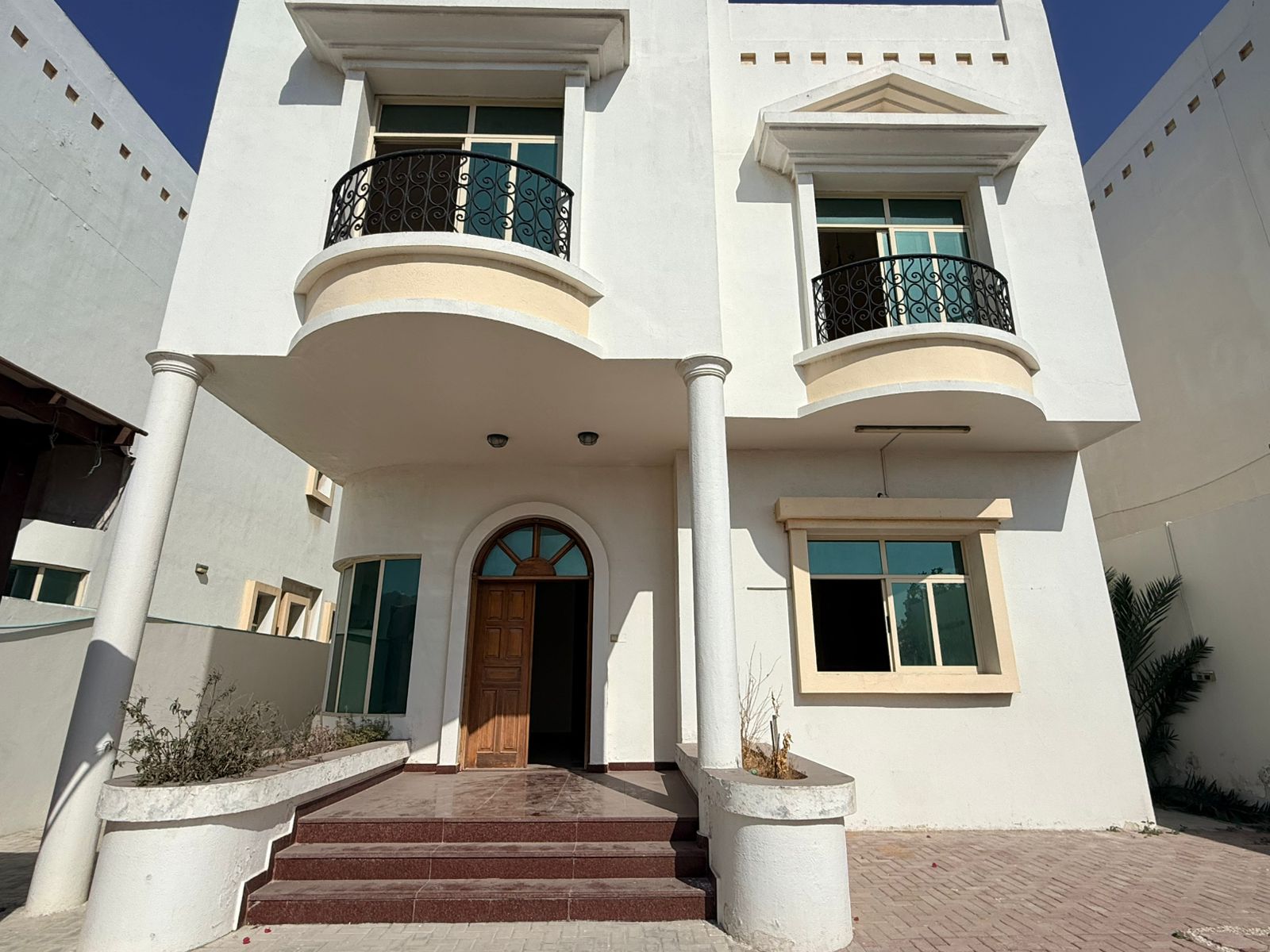 All master rooms + built-in wardrobes, laundry room, prep kitchen & storage, prime lively location close to all services.
