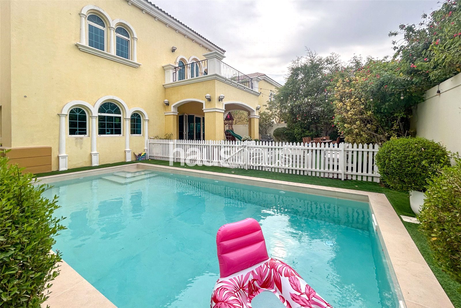 Spacious 3-Bed Large | Close to Pavillion | Prime