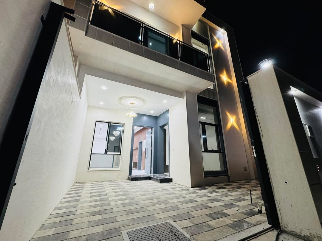 For sale: a villa with a strategic location close to all services, schools, and shopping centers.