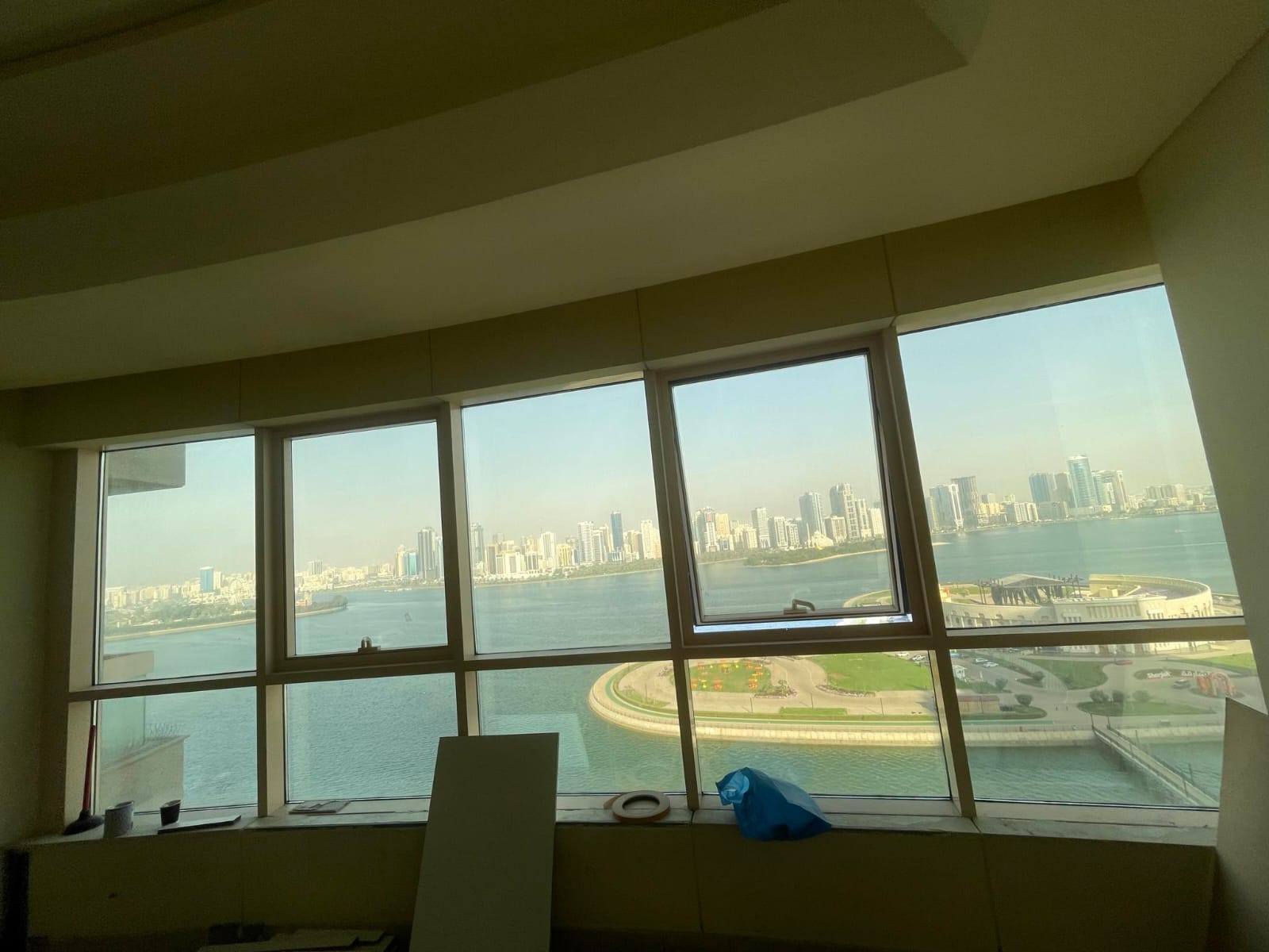 4BR apartment in Al Majaz 3 with full sea view on the Corniche, 5 bathrooms, 2 balconies, free parking & AC, spacious layout.