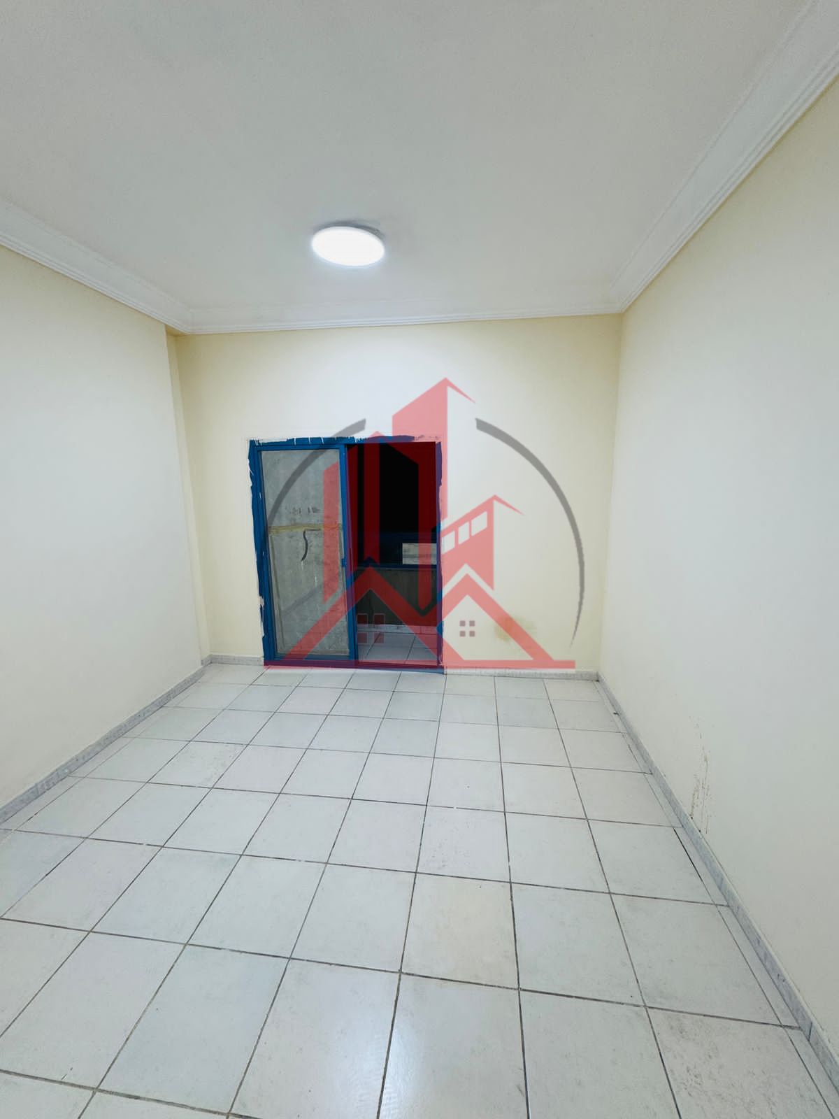 Luxury 2bhk close Hall with balcony near sahara center with 6 cheque