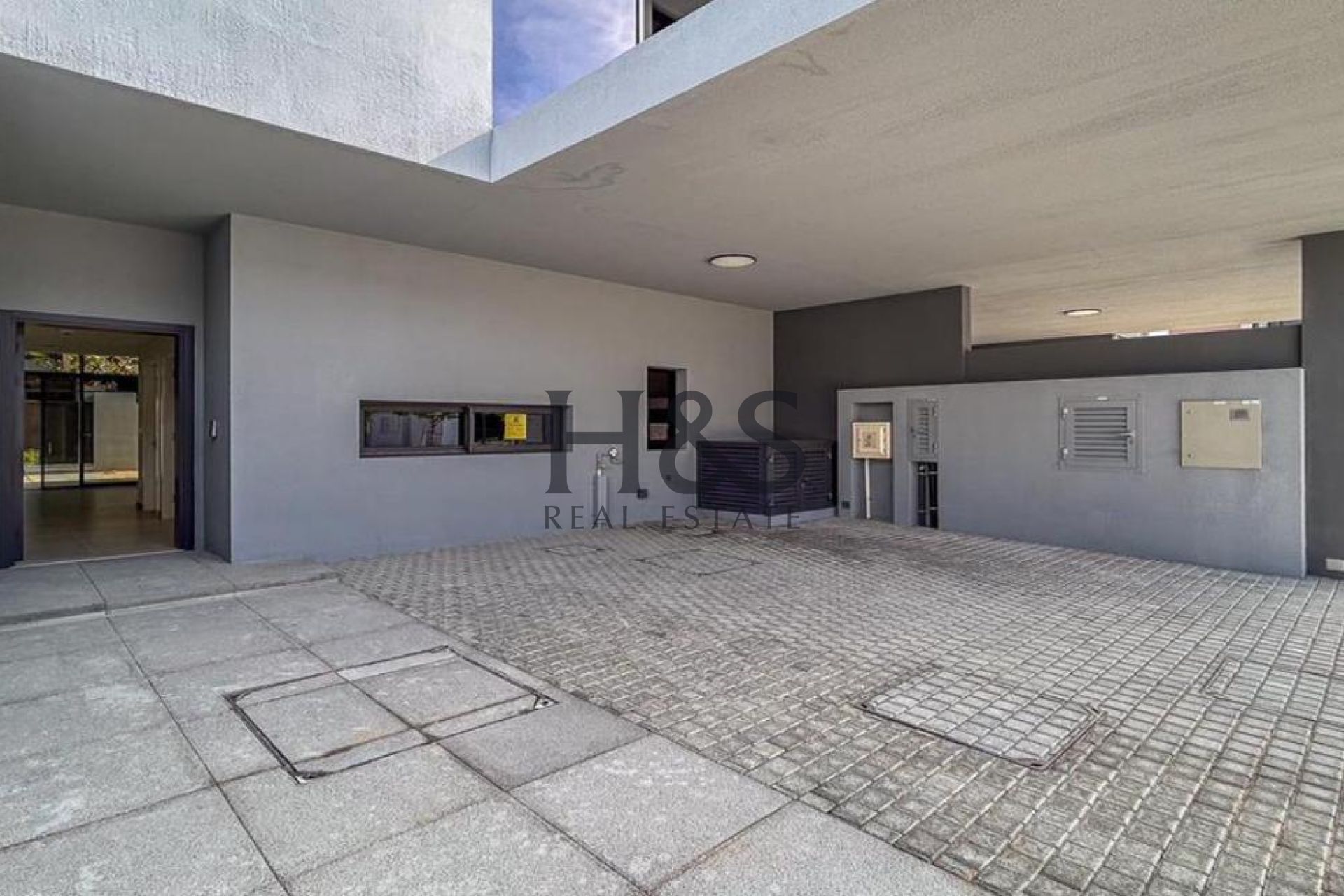 Expansive 4BR Mid Townhouse | High-End Finishing