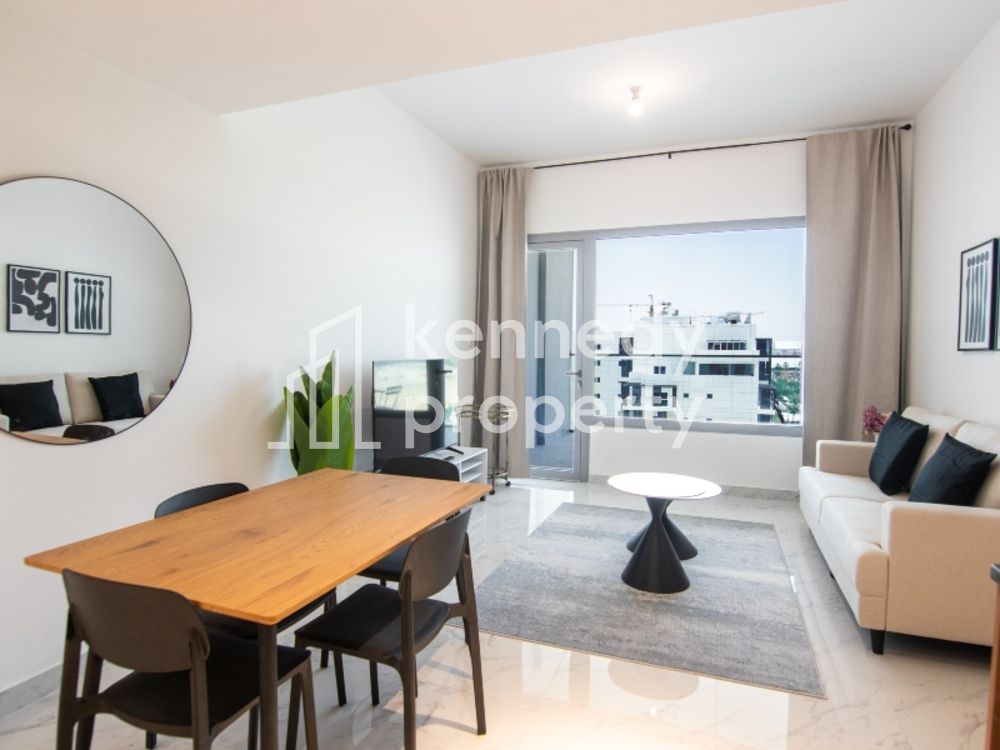 Expansive Layout | Pool View | Corner Apartment