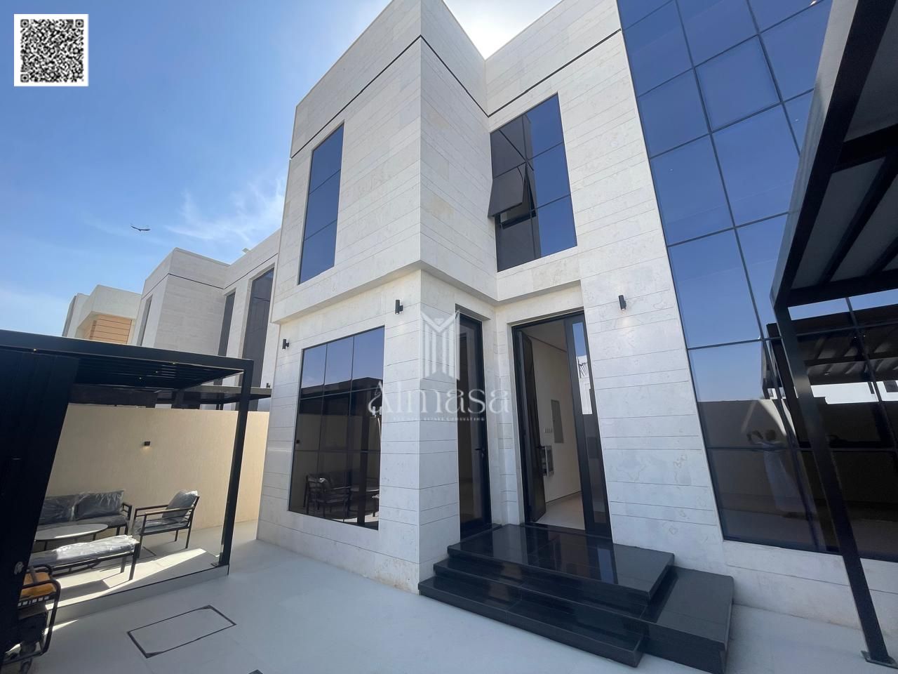 Villa for sale in Al Zahia area, with a stunning view and super deluxe finishing. Excellent location, close to all services, the mosque, and the airport.
