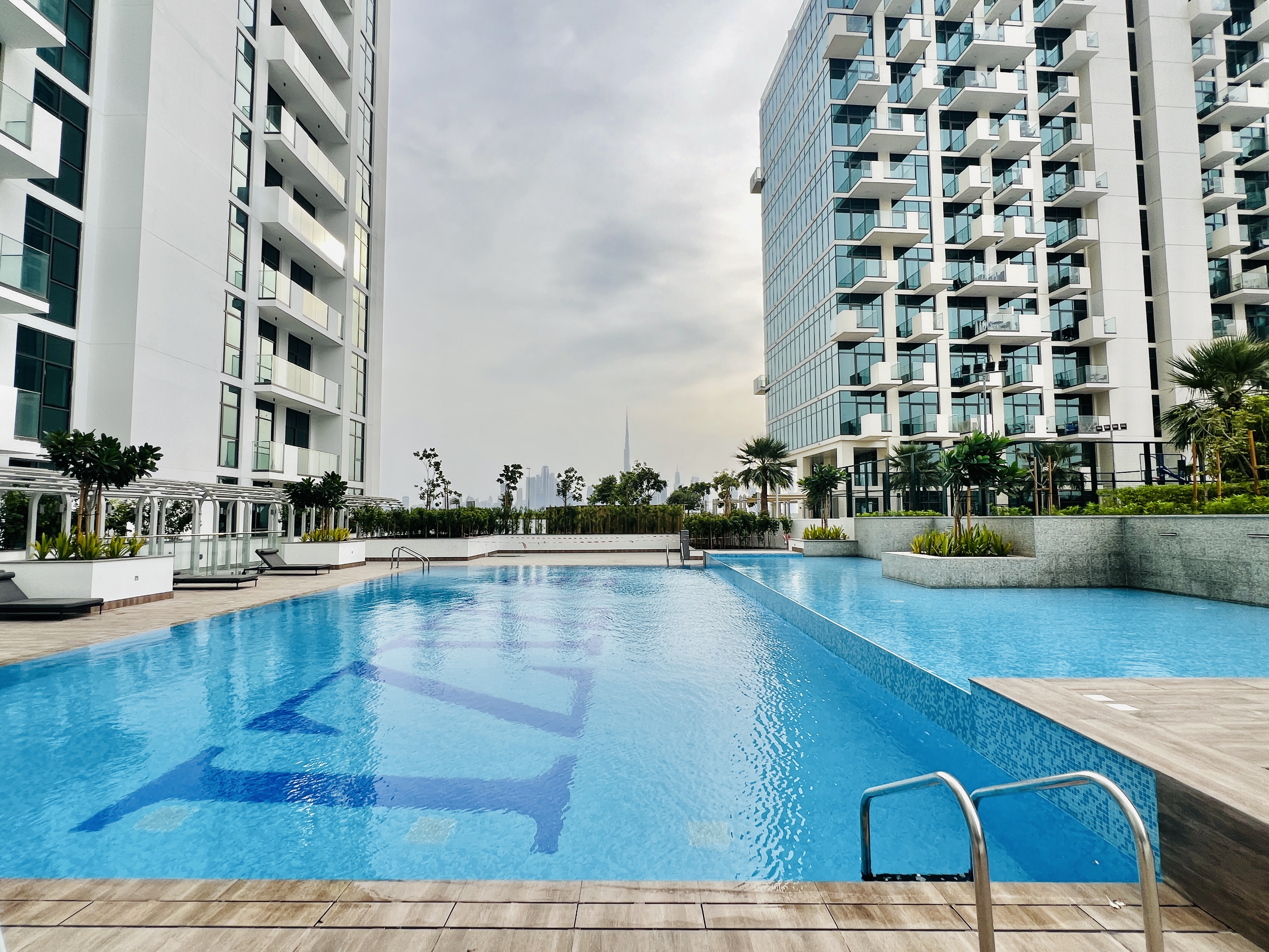 Hot offer // Spacious 2-bhk Just 100k Rent 4 Cheques & Kitchen Appliances