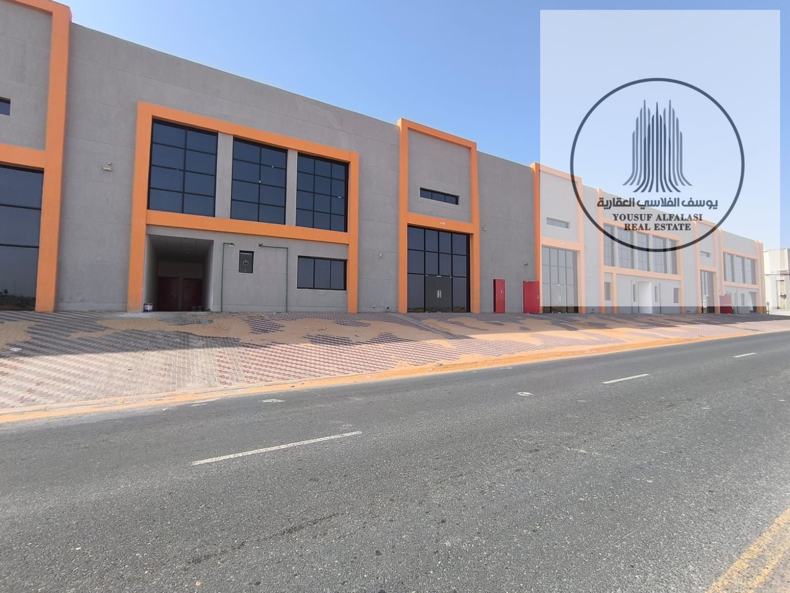 New showrooms ready immediately, 70 KW, prime location, easily accessible