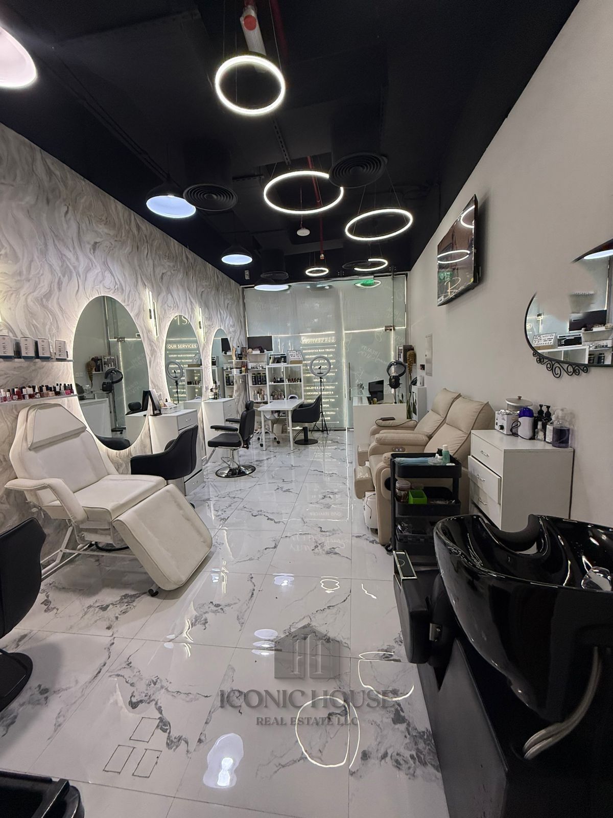 Shop (Fully Equipped Salon) in Al Satwa for rent