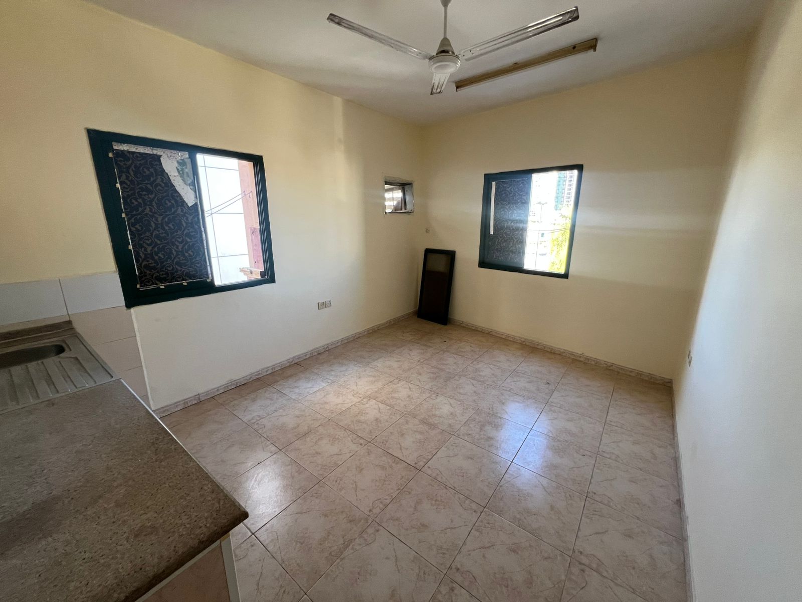 Here’s the translation: Studio for Annual Rent No air conditioning, air conditioning is the tenant's responsibility. Rashidiya 1, next to the fish ma