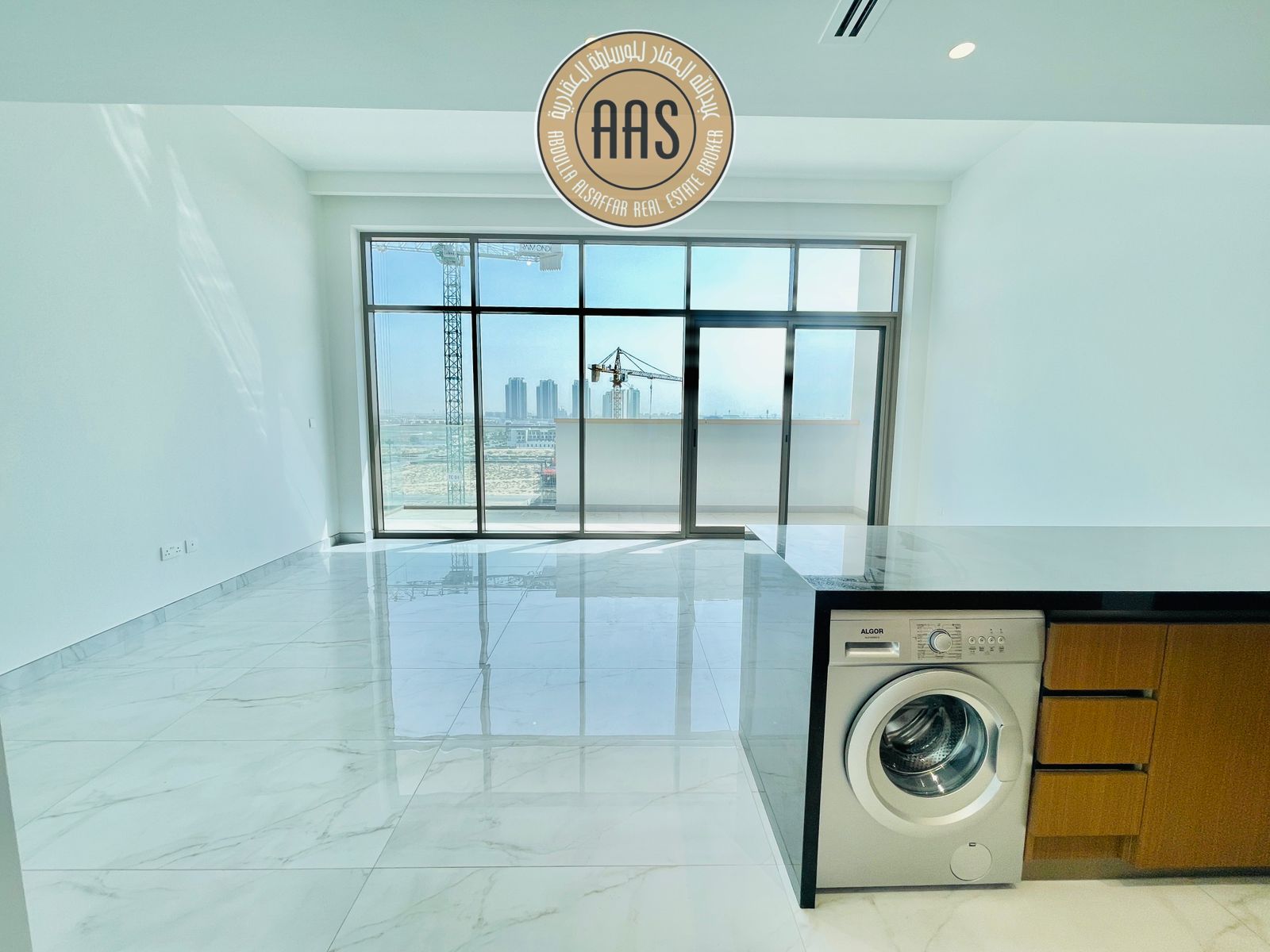 Brand new building open with chiller free at prime location