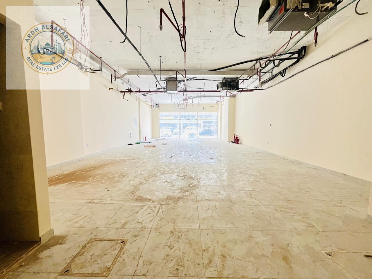 "Prime roadside shop with bathroom and kitchen, ideal for retail or F&B. High foot traffic location, perfect for business growth. "