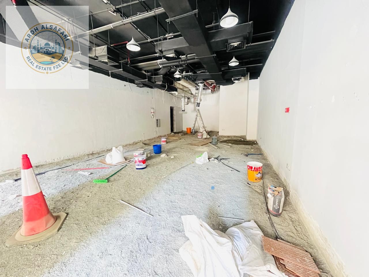 Spacious Muwaileh prime shop, easy Dubai exit. New, central AC, gas, bathroom. Family area with 24/7 security. Near salons, schools, pharmacies, super