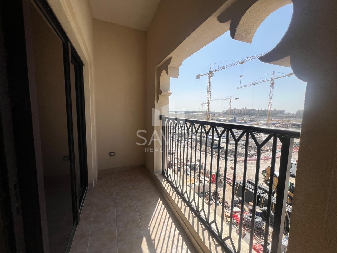 Elegant 1BR | Balcony | Ready To Move