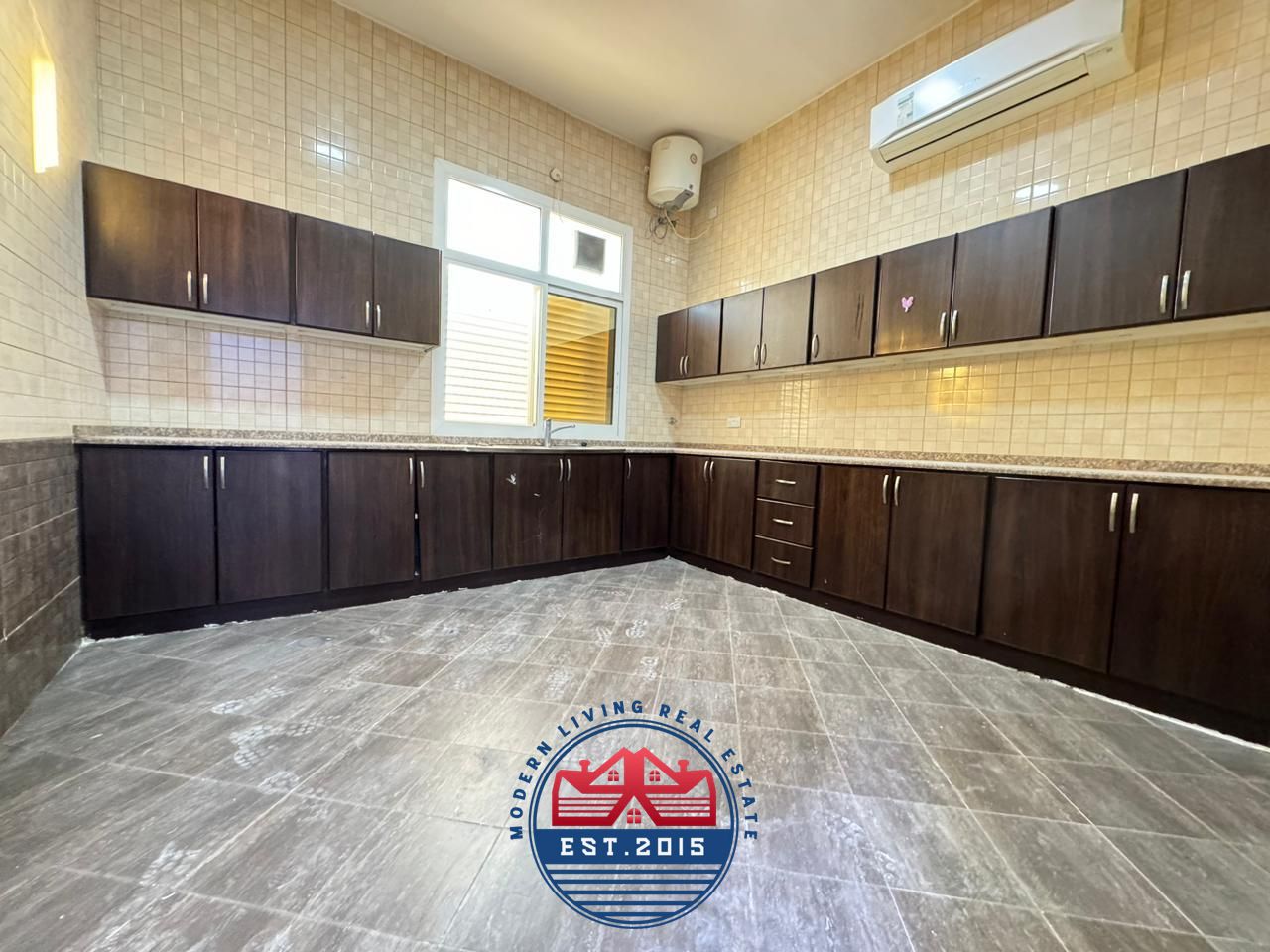 Nearby makani mall 3BR, majlis, maid room first floor only for local