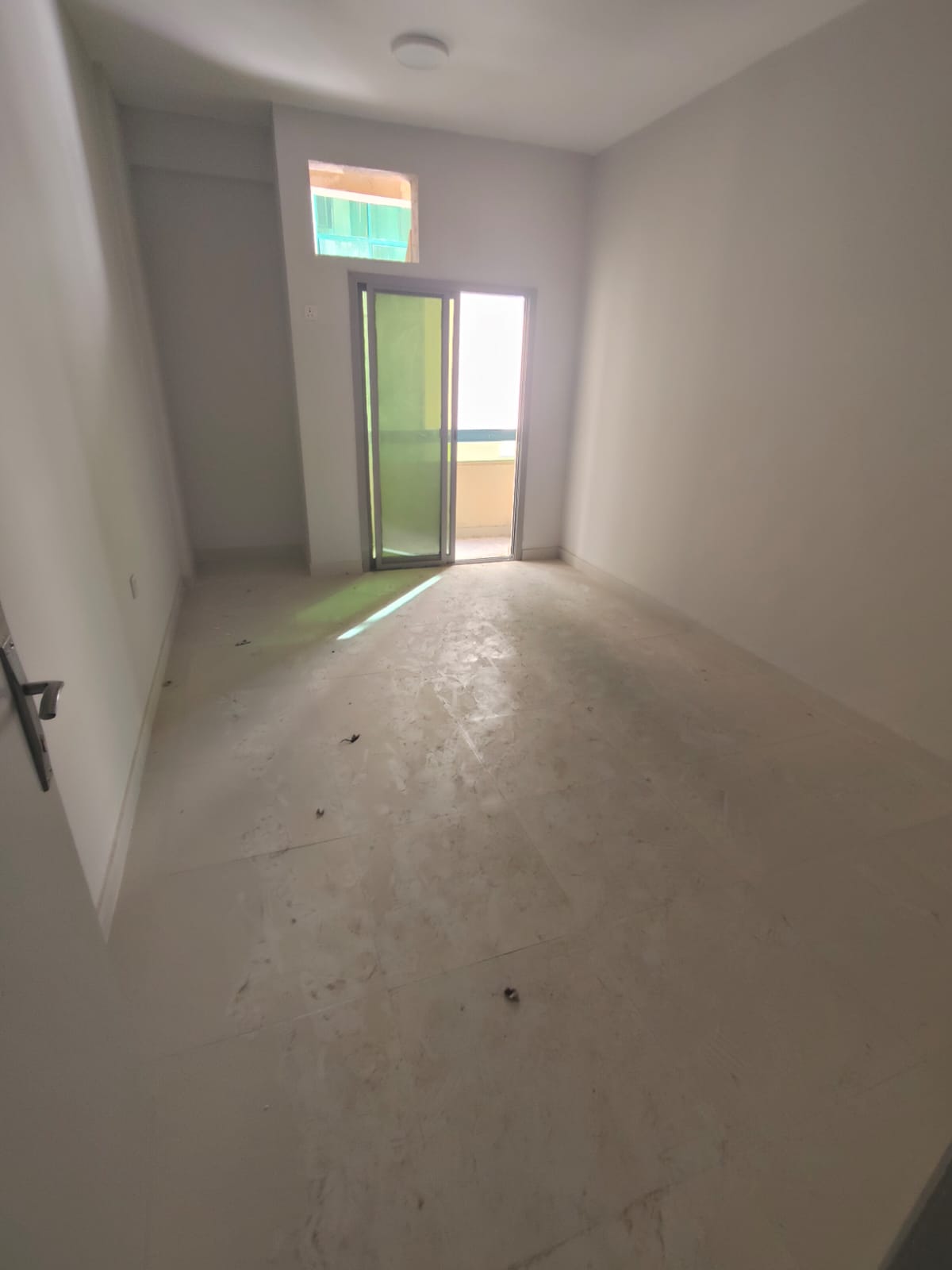 A separate bedroom and living room With a balcony Two employees recruited under a company contract First-time occupant finishing Close to all