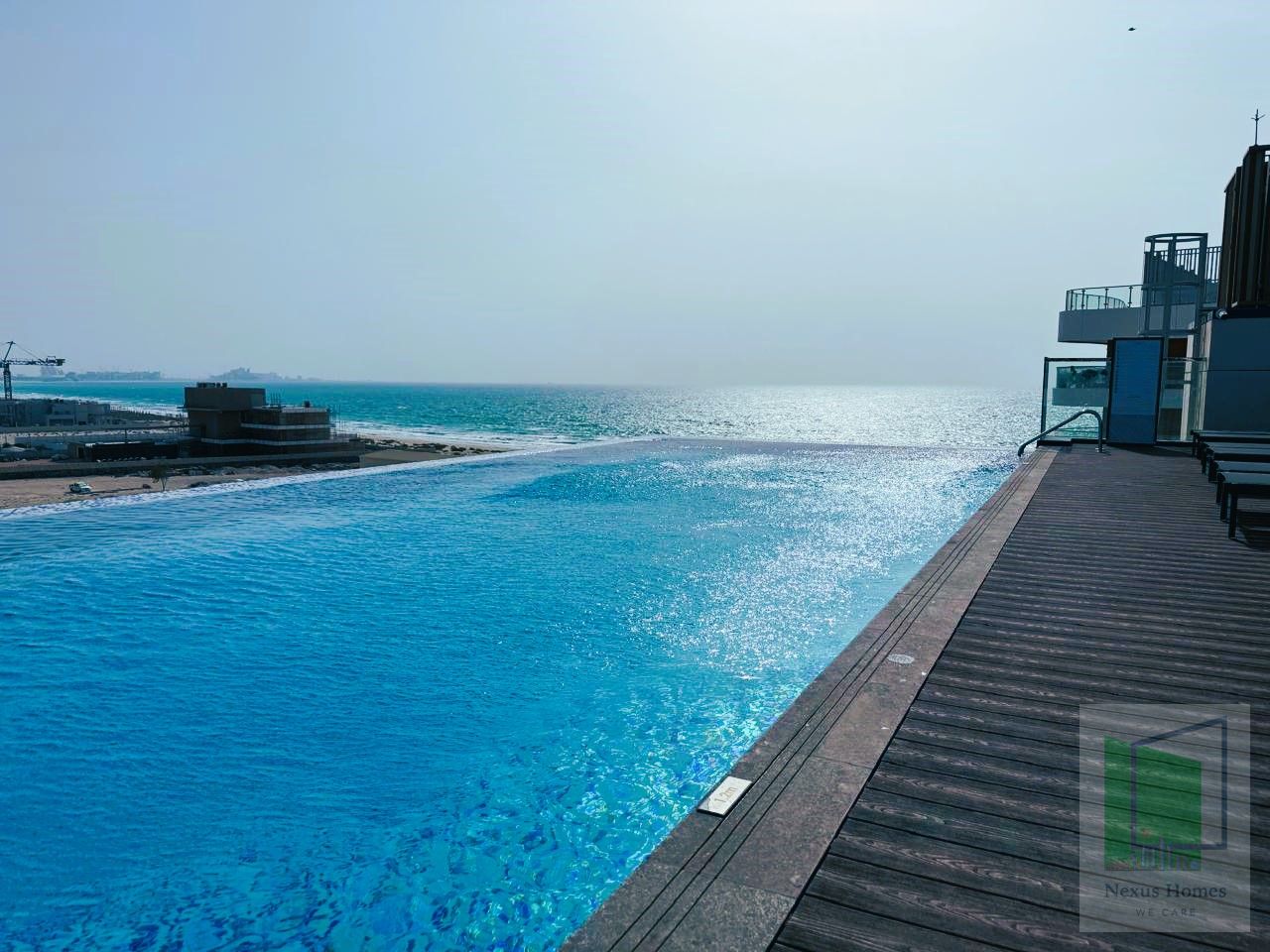 BEACH ACCESS | FULLY FURNISHED & SERVICED |