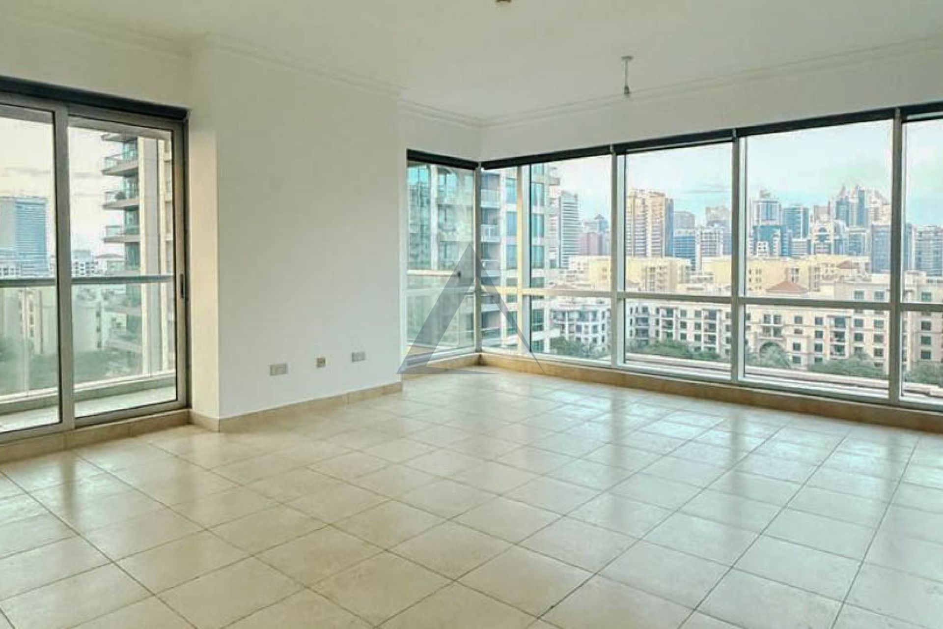 Pool & Golf course View|Bright Unit| Ready to Move