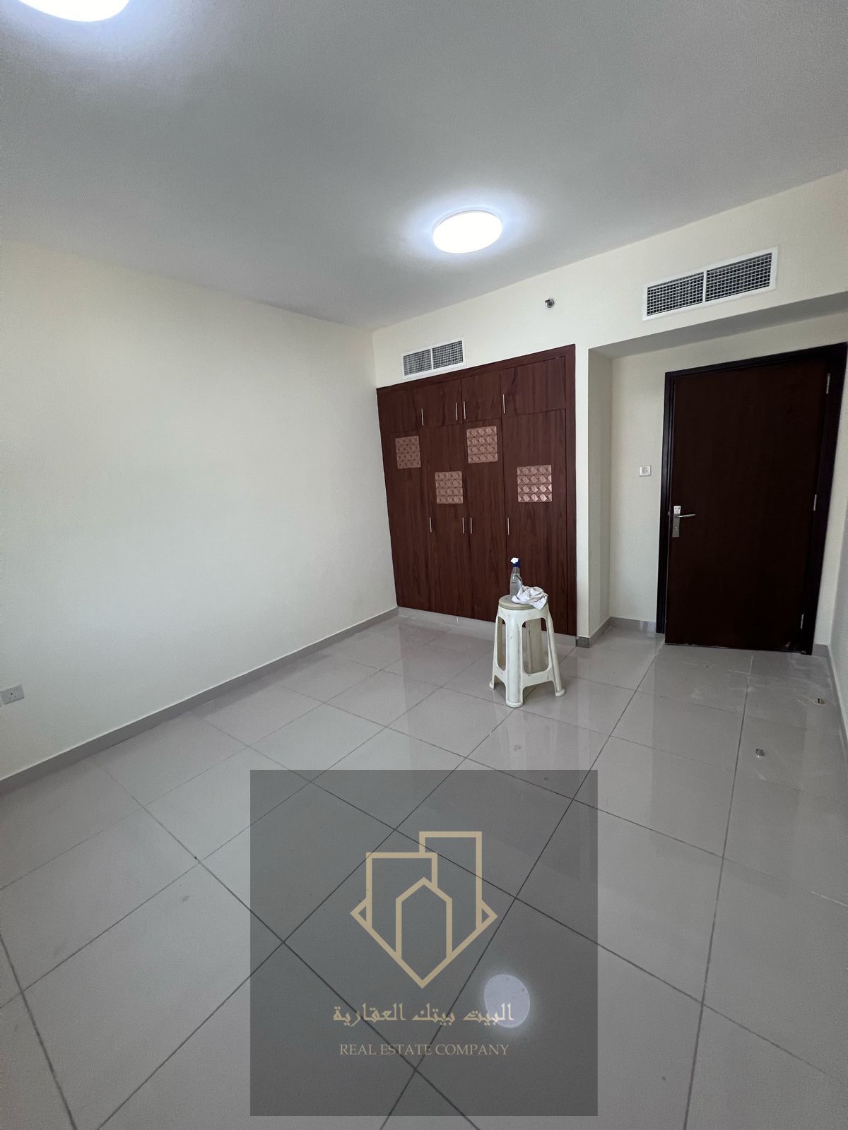 One-bedroom apartment with living room, 2 bathrooms, balcony, practical layout, excellent location near services, quiet building, clean and comfortable, payment in 4 or 6 installments.