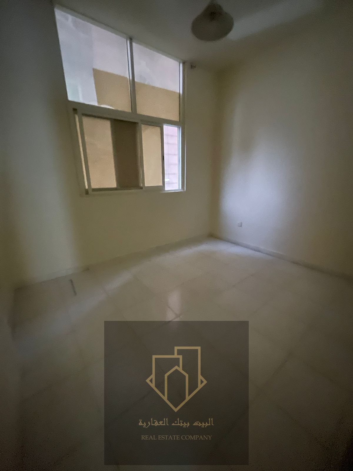 Elegant studio near Ajman Corniche – spacious studio with built-in wardrobes, strategic location, clean and secure building, quiet and comfortable atmosphere, flexible payment options.