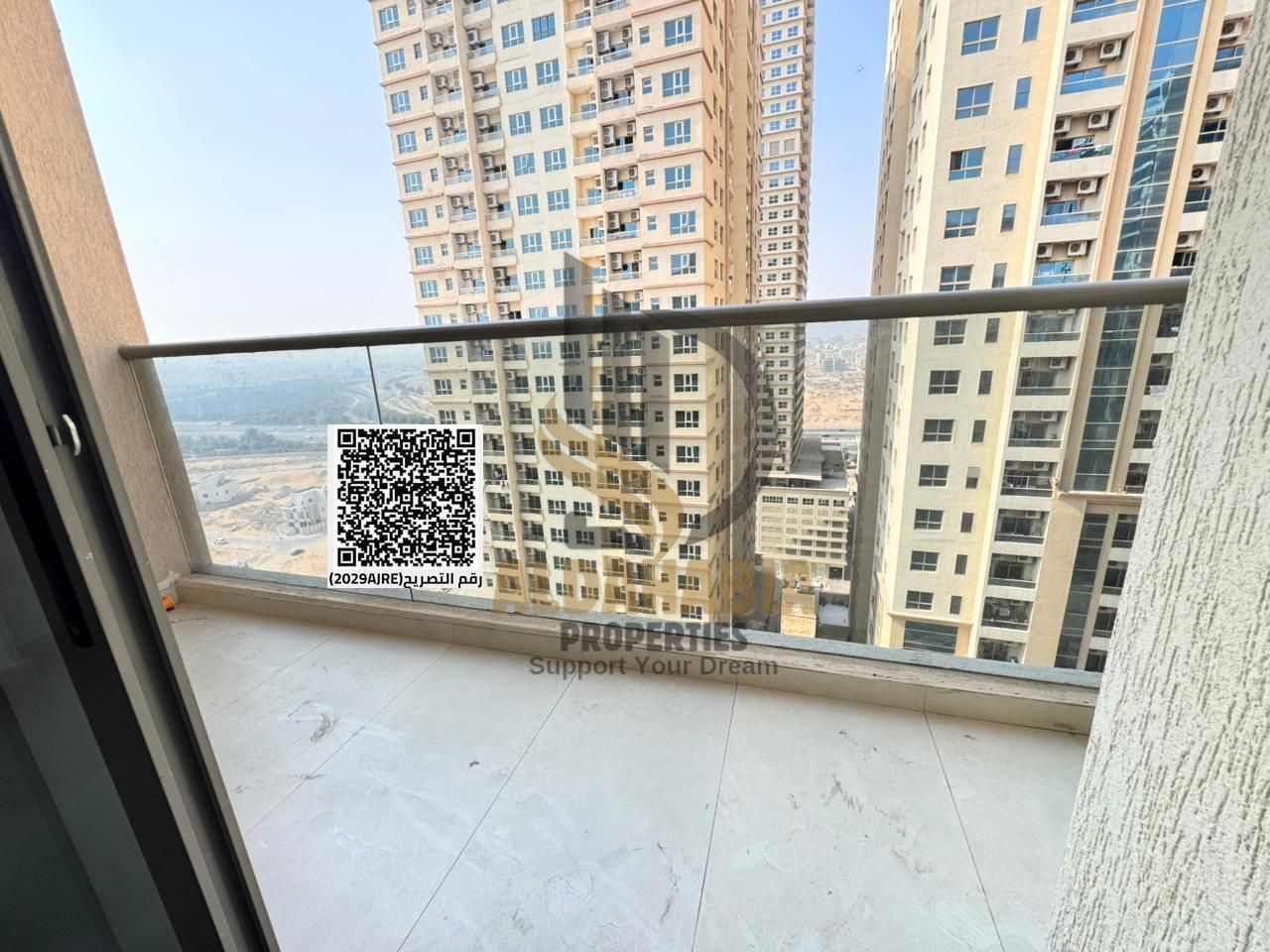 Rooms and a living room with a balcony, first occupancy, includes a swimming pool, gym, and two free parking spaces.