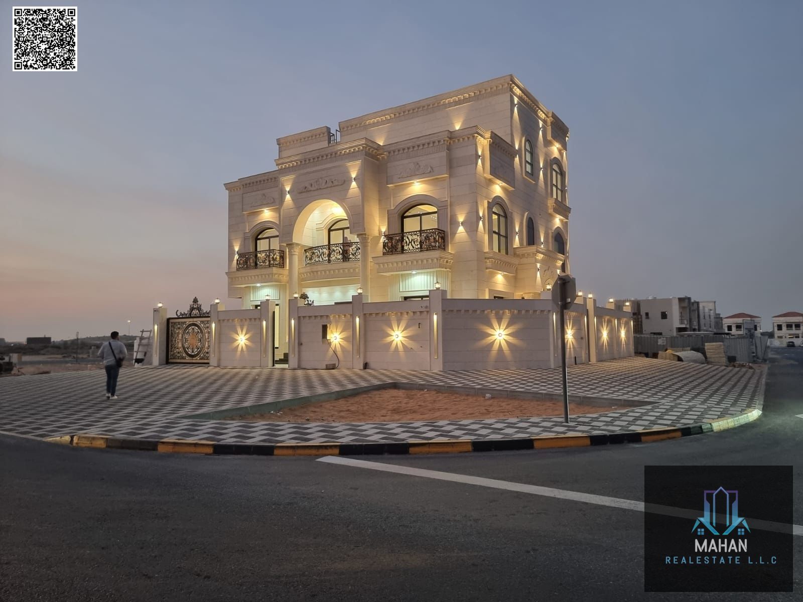 A luxurious corner villa on two streets, featuring a modern design, high-end finishes, and a garden, all at a special price. An exceptional ownership