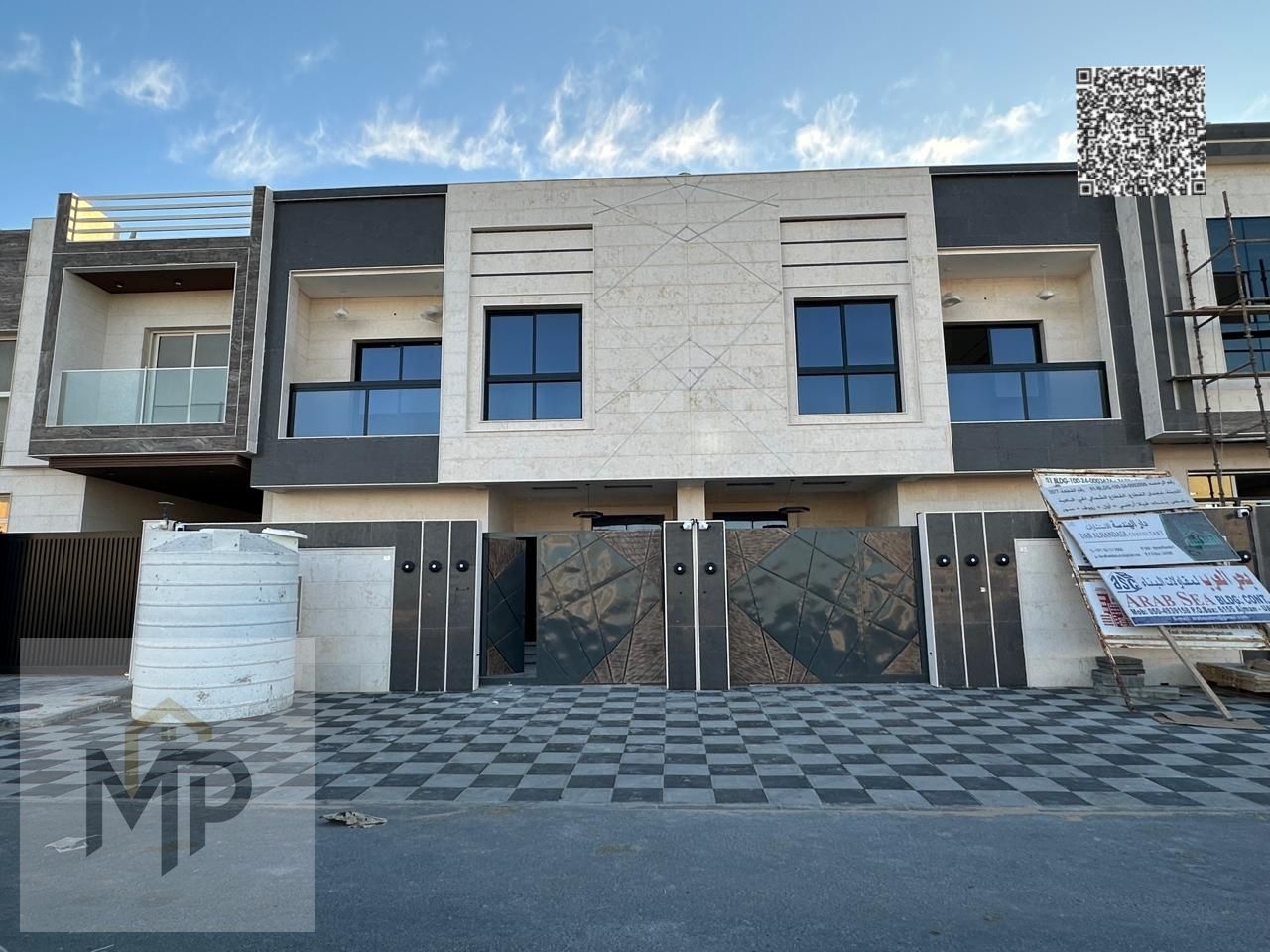 A charming townhouse, consisting of 4 master bedrooms with built-in wardrobes and a deck, is now for sale in an upscale area.