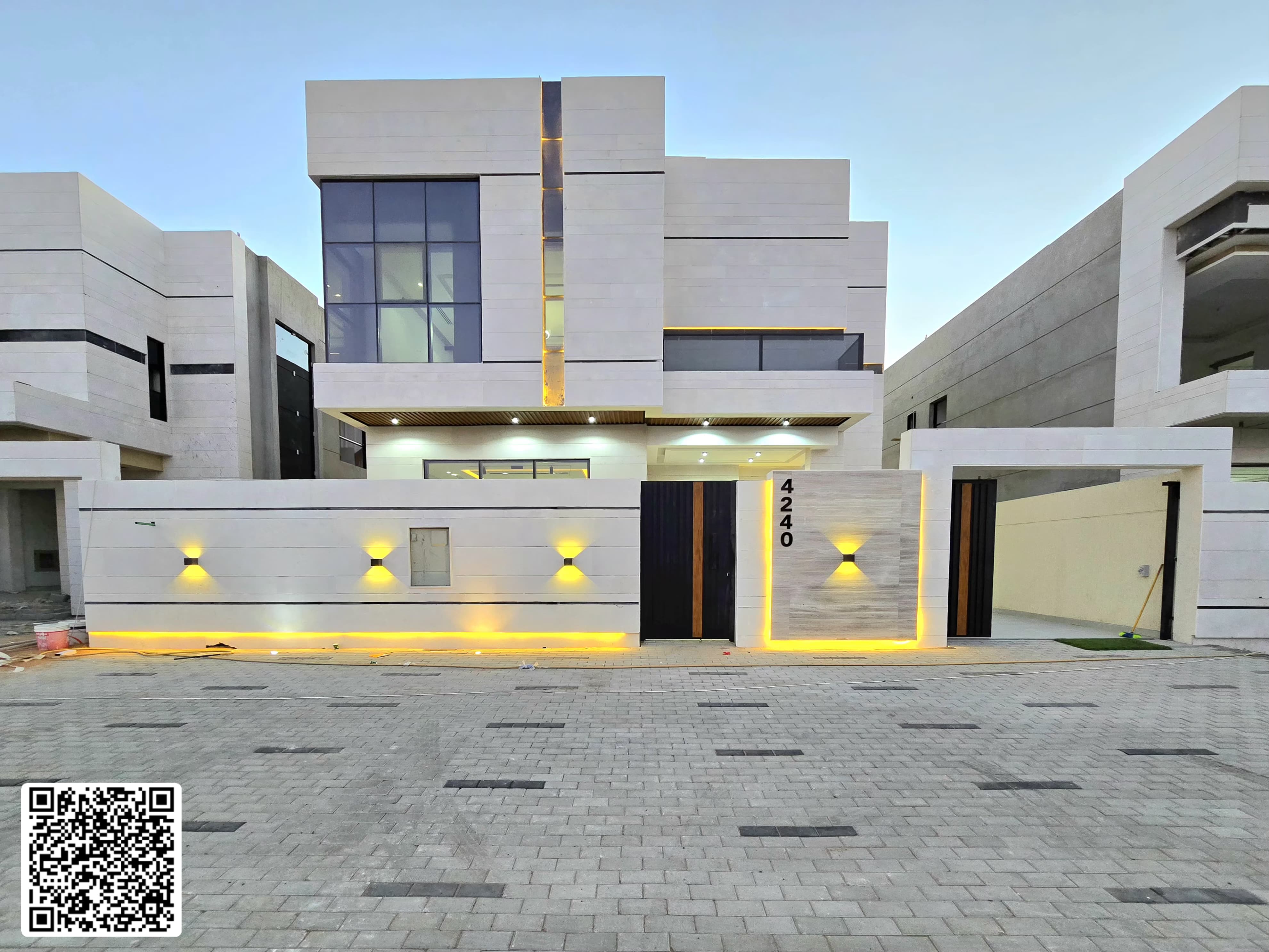 For sale: a villa with super deluxe finishing, a swimming pool, and the price includes registration and ownership fees.