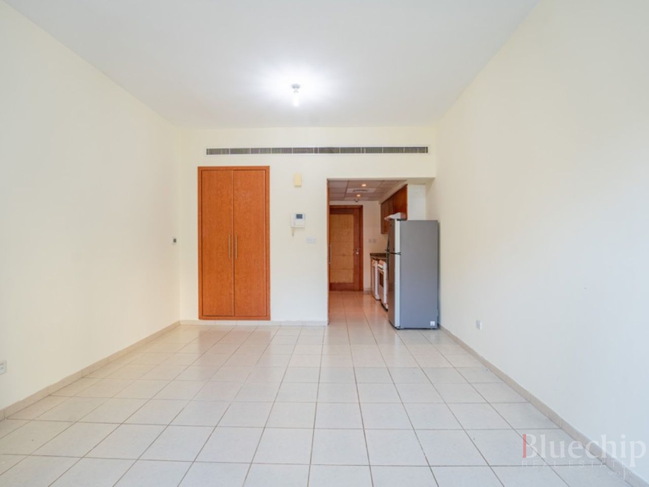 Vacant| Exclusive | Street View | Middle Floor