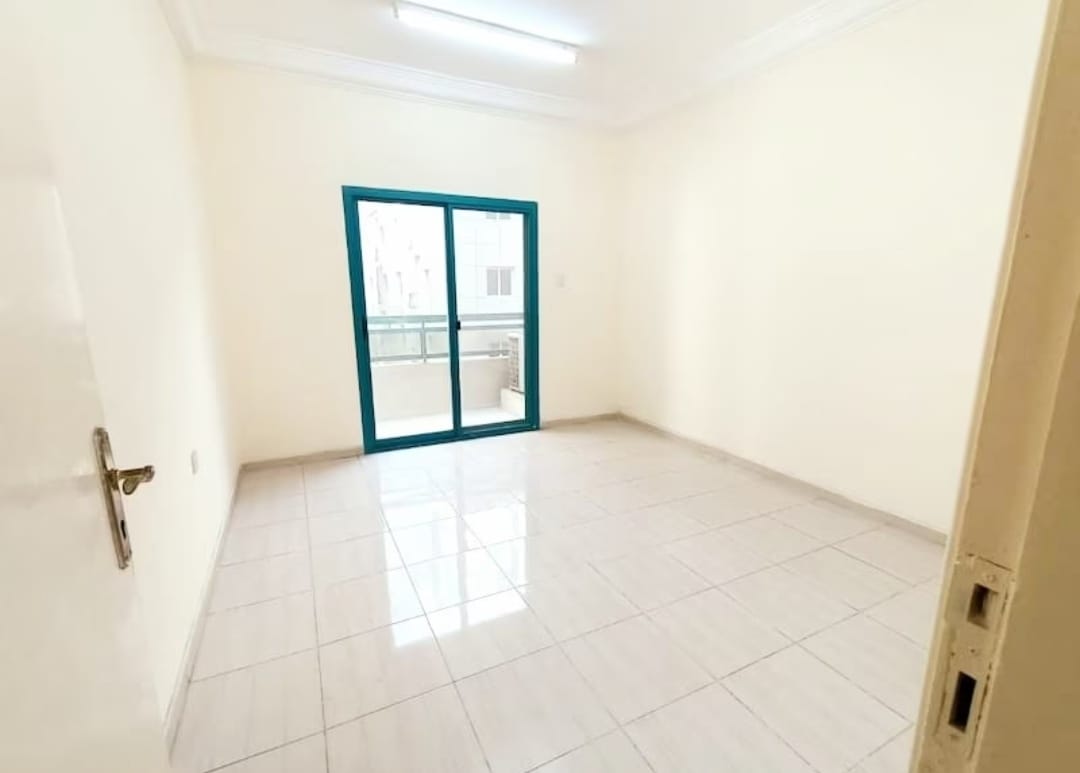 1BHK WITH BALCONY CENTRAL AC AND GASS FAMILY BUILDING RENT ONLY 28K