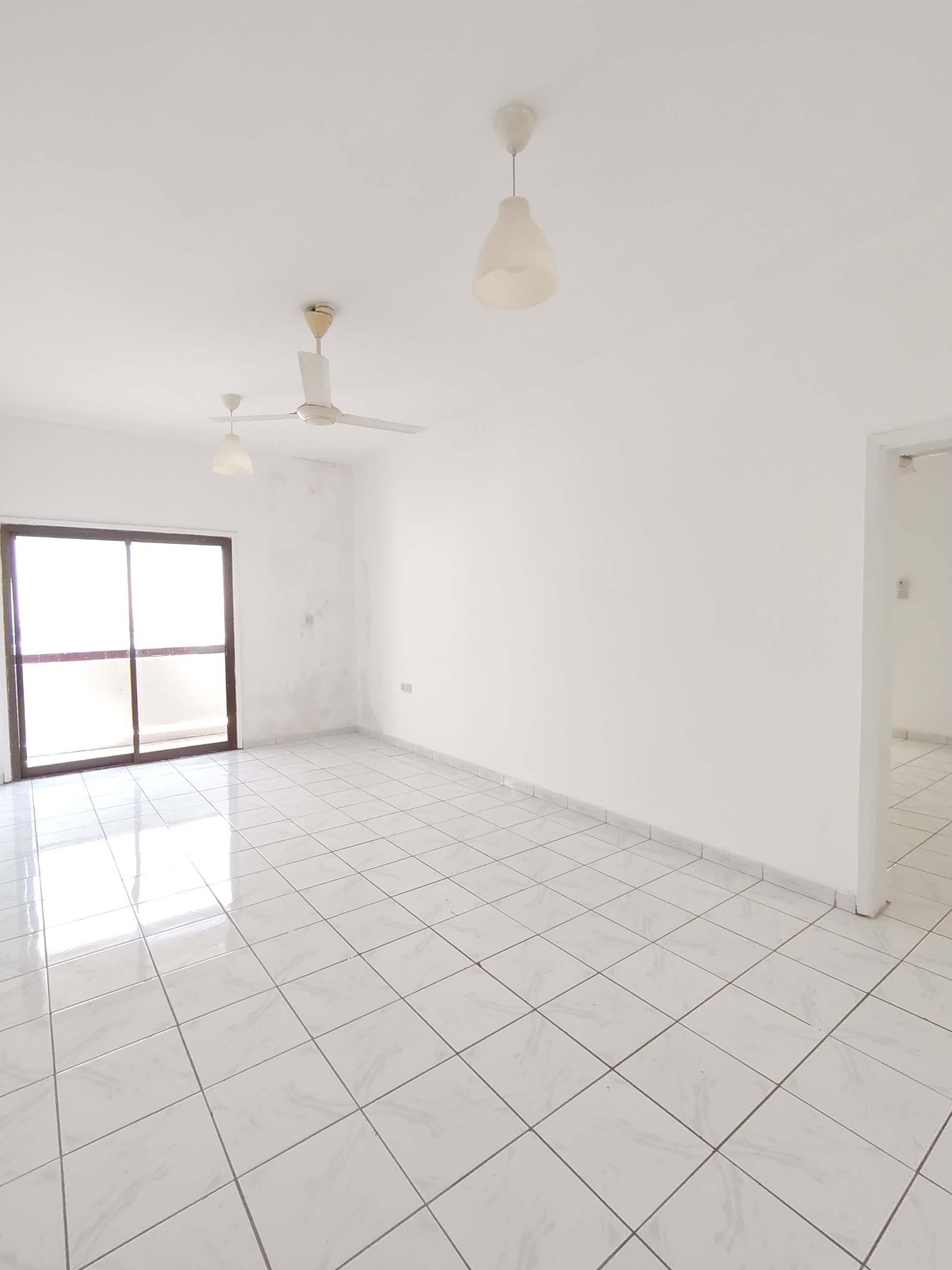 READY TO MOVED 2BHK WITH BALCONY FAMILY BUILDING RENT ONLY 40K