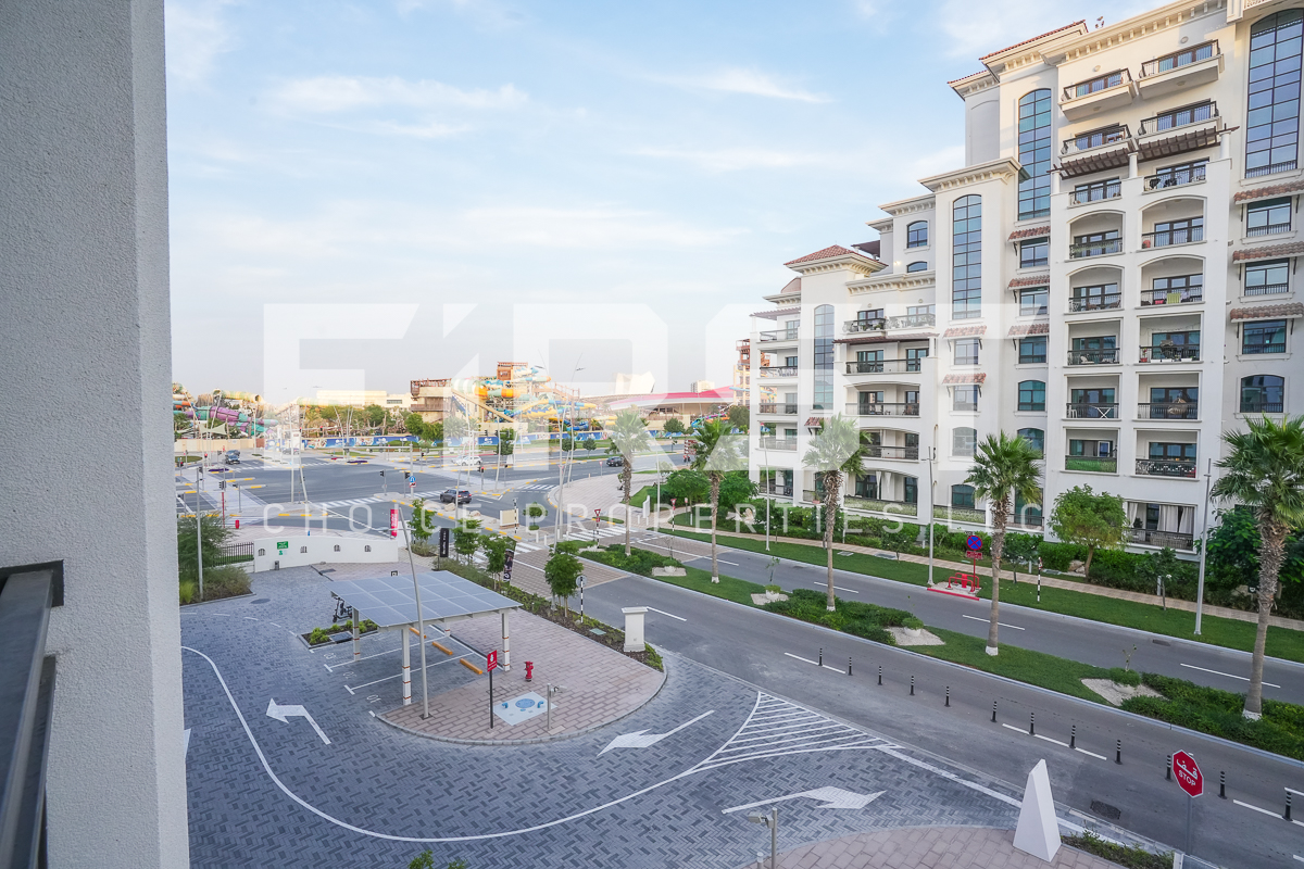 Vibrant Apartment in a Prime Golf-Front Community