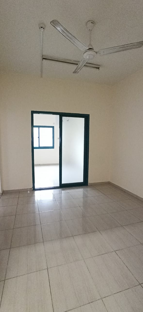 BIG OFFER READY TO MOVED 1BHK WITH BALCONY FAMILY BUILDING RENT ONLY 26K