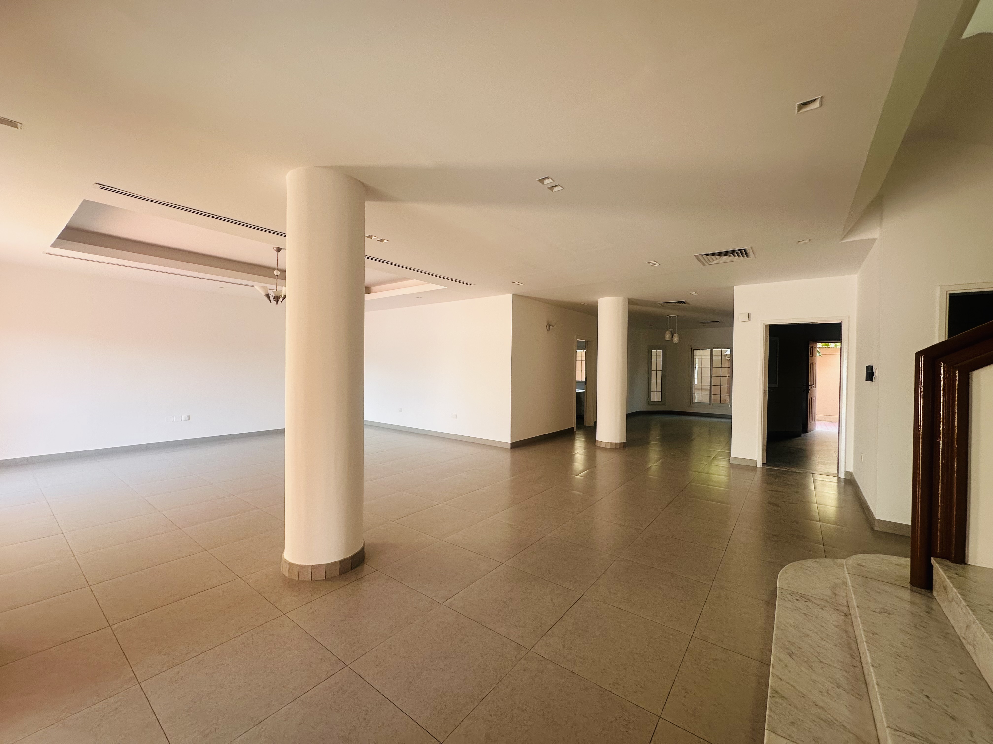 5 Bedroom villa | Premium location | Comercial