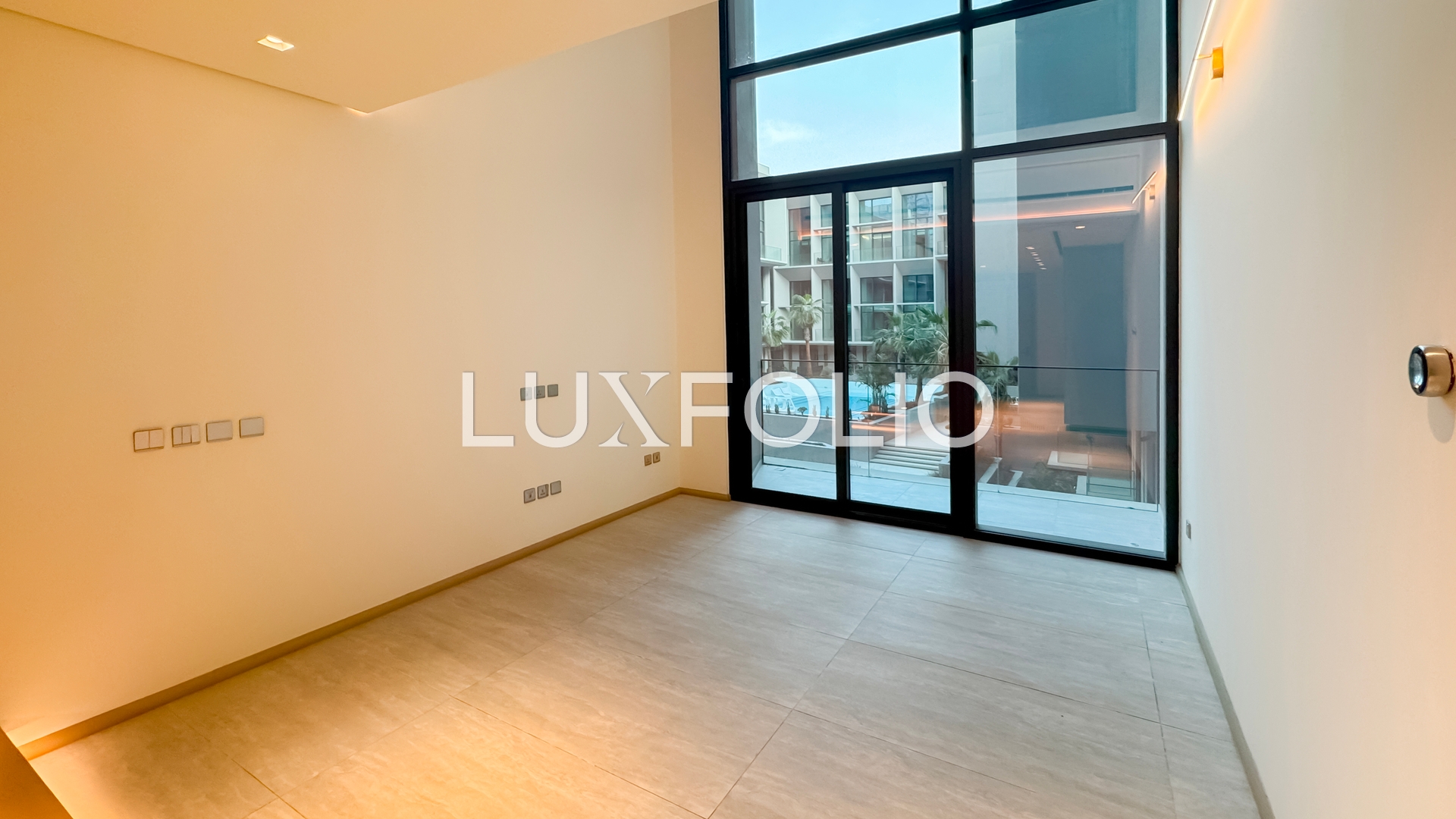 STUNNING 1 BED | POOL VIEW | GREAT LOCATION
